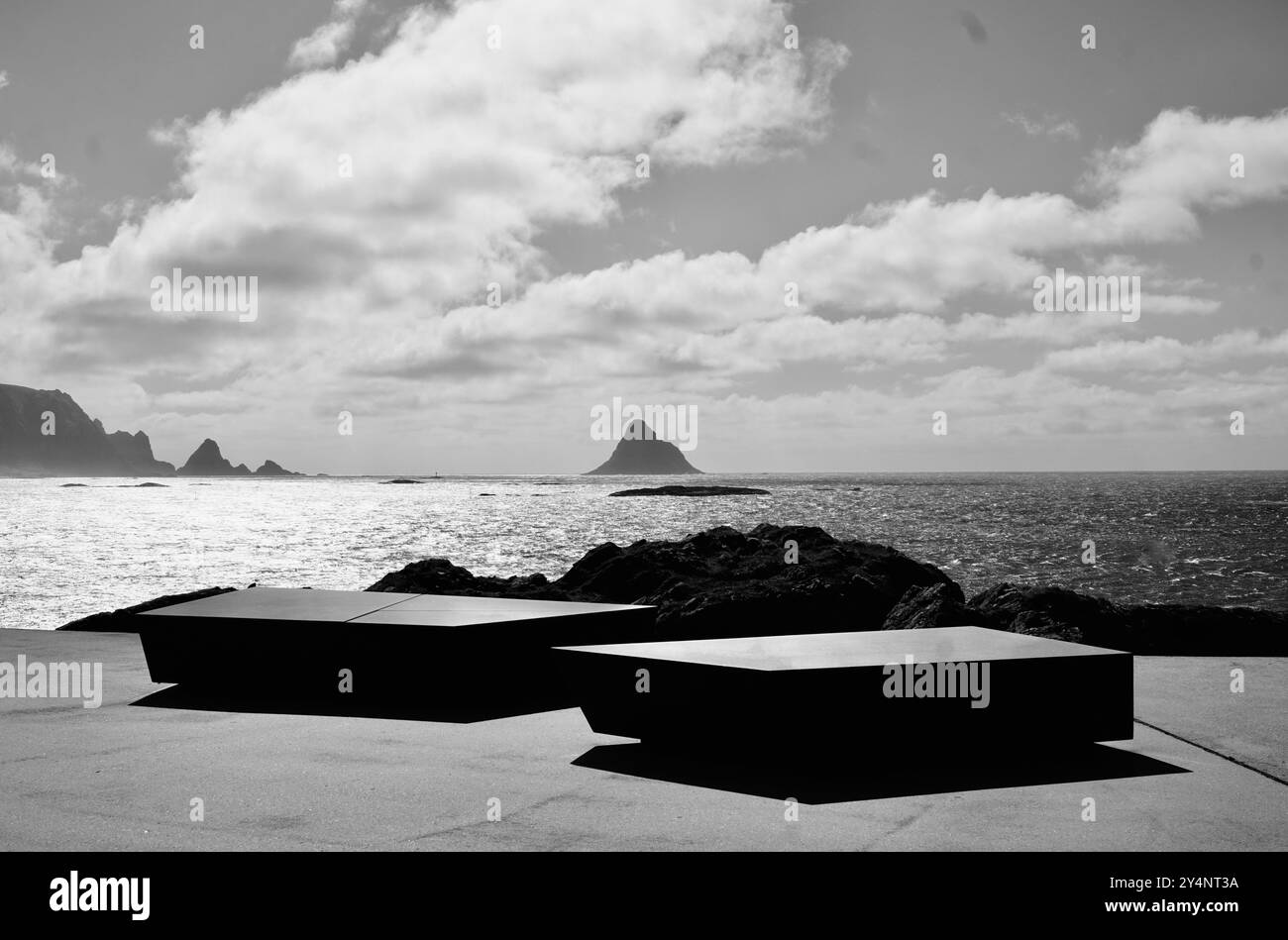 Kleivodden Rastplatz mit Blick auf den Arktischen Ozean und die Insel Bleiksøya entlang der norwegischen Panoramastraße Andøya Stockfoto