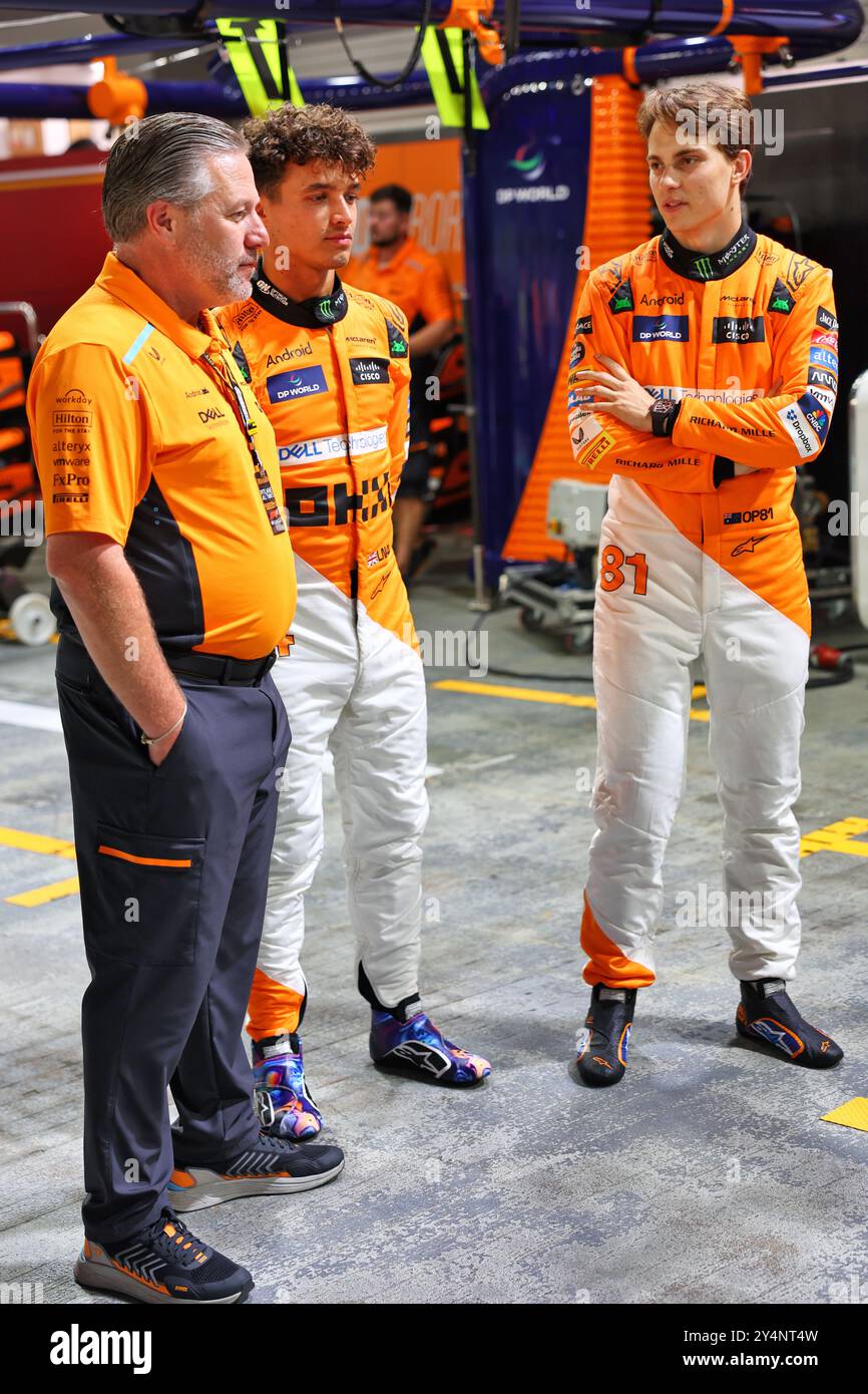 Singapur, Singapur. September 2024. (L bis R): Zak Brown (USA) McLaren Exekutivdirektor mit Lando Norris (GBR) McLaren und Oscar Piastri (aus) McLaren. 19.09.2024. Formel-1-Weltmeisterschaft, Rd 18, Grand Prix Von Singapur, Marina Bay Street Circuit, Singapur, Vorbereitungstag. Das Foto sollte lauten: XPB/Alamy Live News. Stockfoto