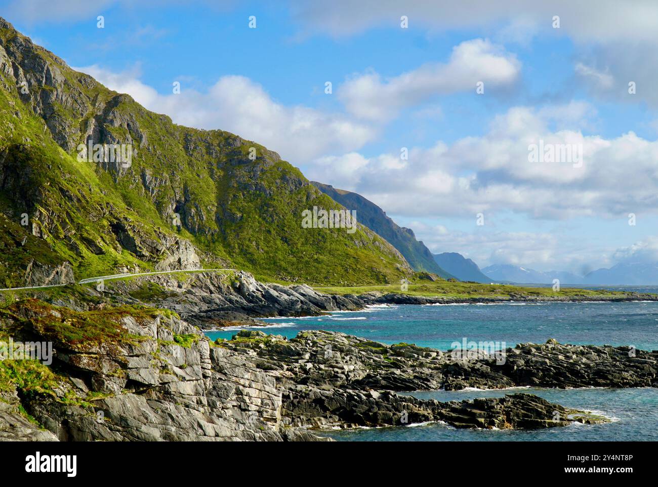 Die dramatische Landschaft der norwegischen Panoramastraße Andøya mit steilen Bergen und einer zerklüfteten felsigen Küste entlang des Ozeans Stockfoto
