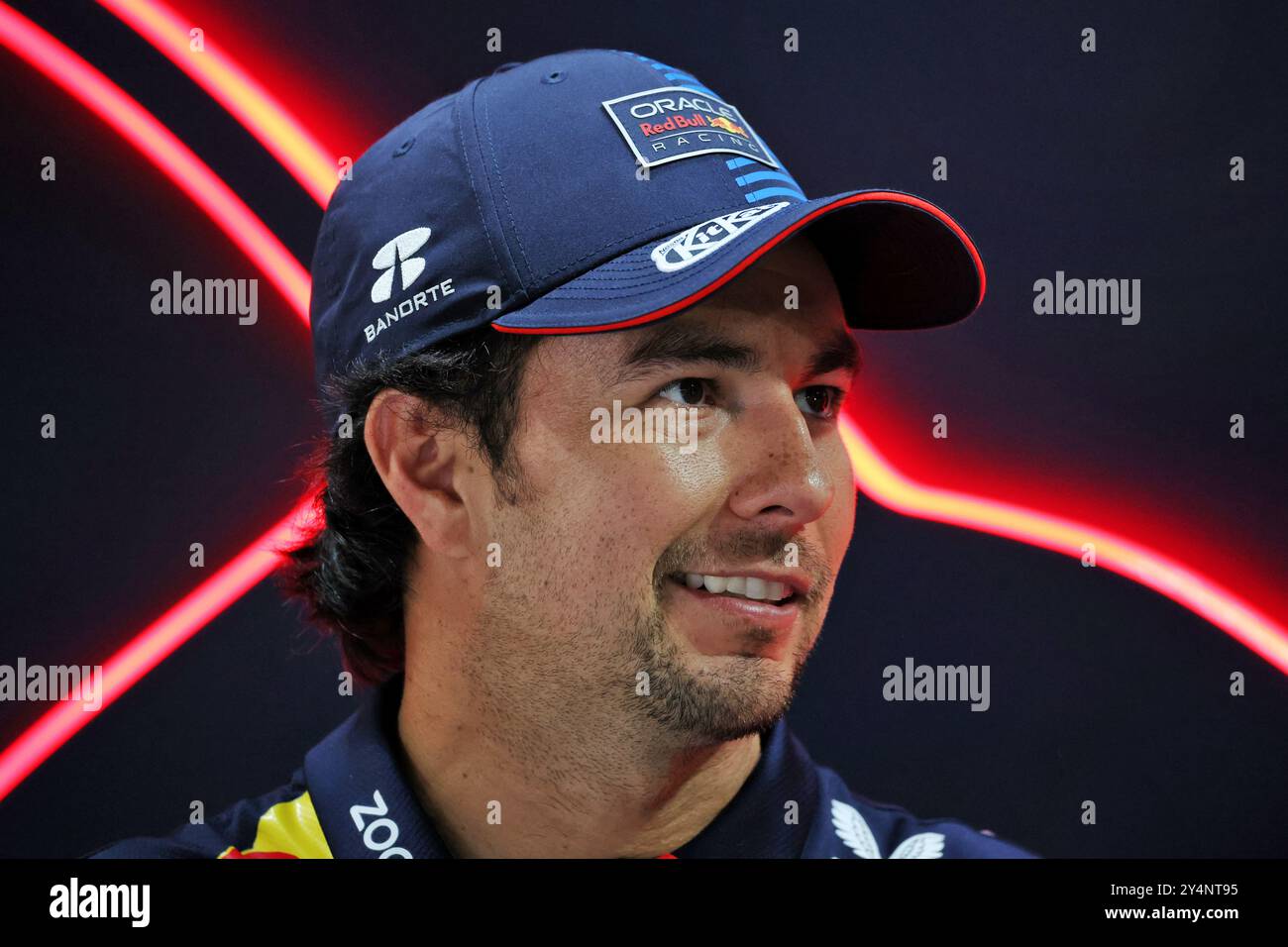 Singapur, Singapur. September 2024. Sergio Perez (MEX) Red Bull Racing. 19.09.2024. Formel-1-Weltmeisterschaft, Rd 18, Grand Prix Von Singapur, Marina Bay Street Circuit, Singapur, Vorbereitungstag. Das Foto sollte lauten: XPB/Alamy Live News. Stockfoto