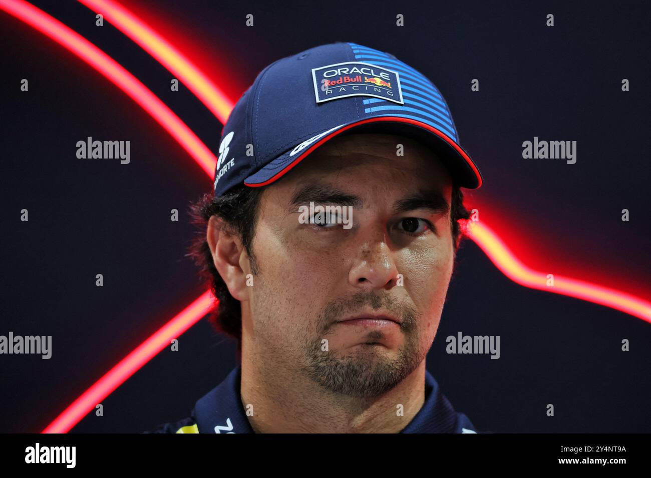 Singapur, Singapur. September 2024. Sergio Perez (MEX) Red Bull Racing. 19.09.2024. Formel-1-Weltmeisterschaft, Rd 18, Grand Prix Von Singapur, Marina Bay Street Circuit, Singapur, Vorbereitungstag. Das Foto sollte lauten: XPB/Alamy Live News. Stockfoto