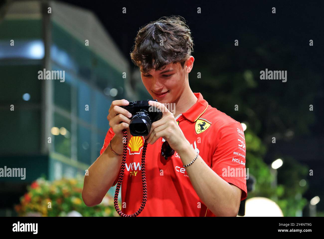 Singapur, Singapur. September 2024. Oliver Bearman (GBR) Ferrari Reserve Driver macht Fotos mit einer Leica Linsenkamera. 19.09.2024. Formel-1-Weltmeisterschaft, Rd 18, Grand Prix Von Singapur, Marina Bay Street Circuit, Singapur, Vorbereitungstag. Das Foto sollte lauten: XPB/Alamy Live News. Stockfoto
