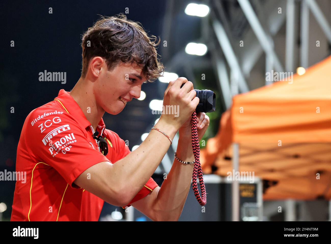 Singapur, Singapur. September 2024. Oliver Bearman (GBR) Ferrari Reserve Driver macht Fotos mit einer Leica Linsenkamera. 19.09.2024. Formel-1-Weltmeisterschaft, Rd 18, Grand Prix Von Singapur, Marina Bay Street Circuit, Singapur, Vorbereitungstag. Das Foto sollte lauten: XPB/Alamy Live News. Stockfoto