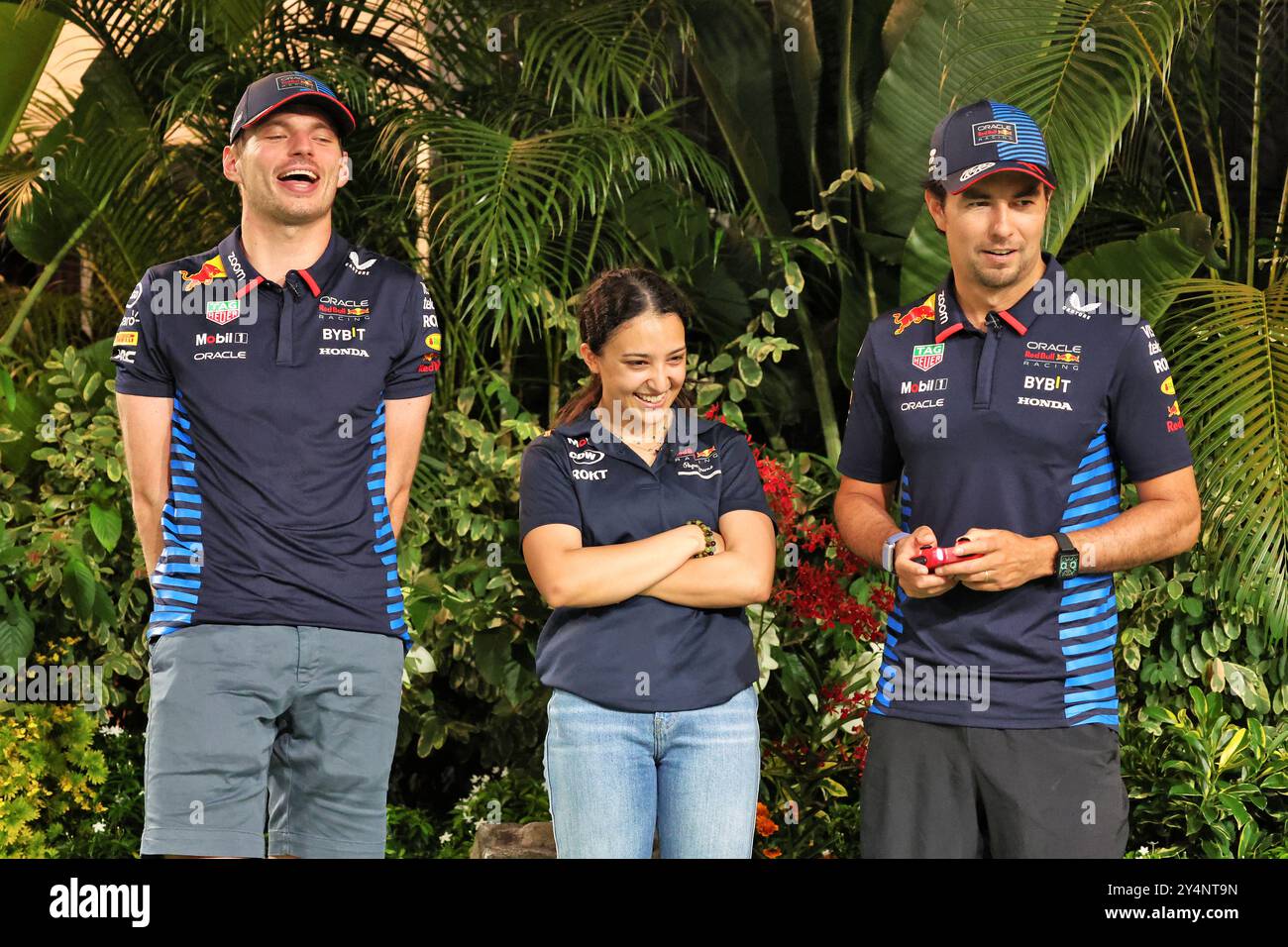 Singapur, Singapur. September 2024. (L bis R): Max Verstappen (NLD) Red Bull Racing mit Hamda Al Qubaisi (VAE) MP Motorsport F1 Academy Driver und Sergio Perez (MEX) Red Bull Racing. 19.09.2024. Formel-1-Weltmeisterschaft, Rd 18, Grand Prix Von Singapur, Marina Bay Street Circuit, Singapur, Vorbereitungstag. Das Foto sollte lauten: XPB/Alamy Live News. Stockfoto