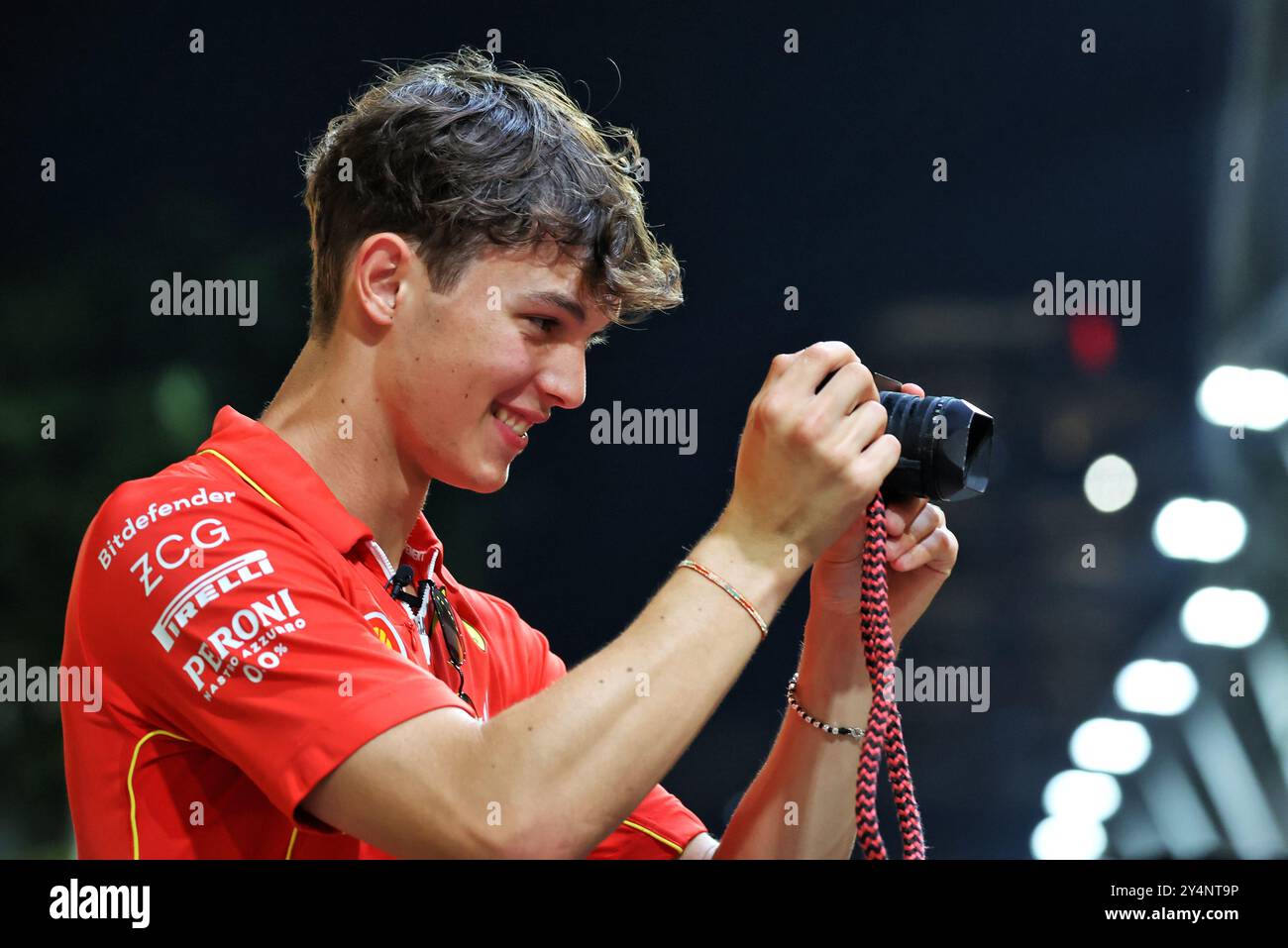 Singapur, Singapur. September 2024. Oliver Bearman (GBR) Ferrari Reserve Driver macht Fotos mit einer Leica Linsenkamera. 19.09.2024. Formel-1-Weltmeisterschaft, Rd 18, Grand Prix Von Singapur, Marina Bay Street Circuit, Singapur, Vorbereitungstag. Das Foto sollte lauten: XPB/Alamy Live News. Stockfoto