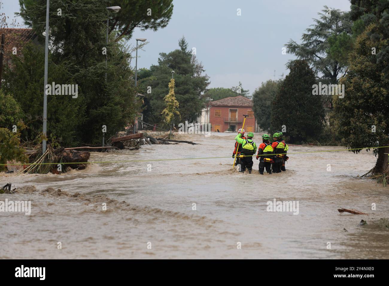 Bagnacavallo, Italien. September 2024. Inondazioni in der Emilia-Romagna. Volontari della protezione civile e vigili del fuoco portano soccorso alle persone alluvionate a Bagnacavallo, Italia - Giovedì, 19 Settembre 2024 Cronaca (foto di Fabrizio Zani/LaPresse) Überschwemmungen in der Emilia-Romagna. Zivilschutz-Freiwillige und Feuerwehrleute bringen Hilfe für überflutete Menschen in Bagnacavallo, Italien - Donnerstag, 19. September 2024 Nachrichten (Foto: Fabrizio Zani/LaPresse) Credit: LaPresse/Alamy Live News Stockfoto