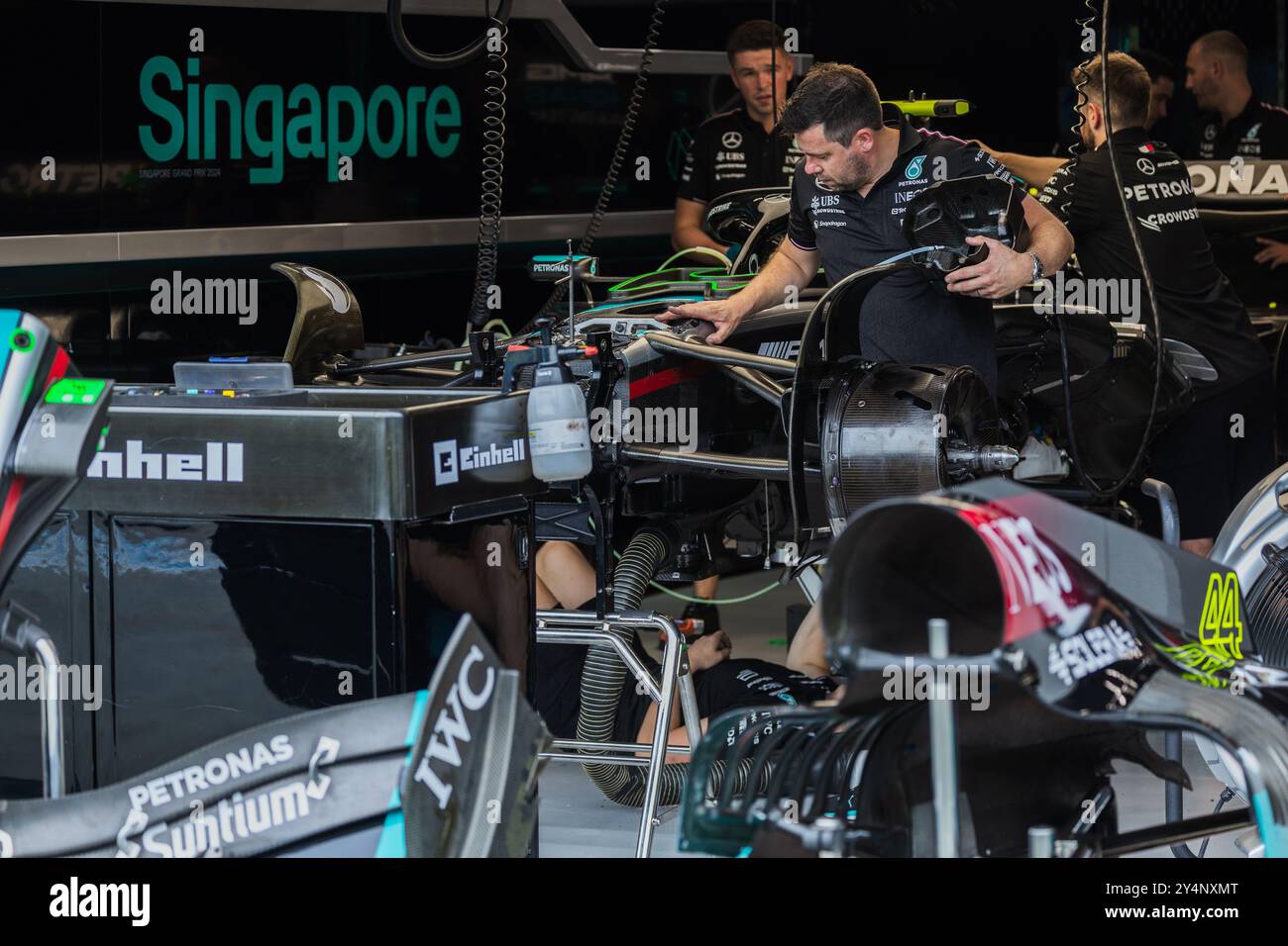Marina Bay Street Circuit, Singapur, Singapur. 19.September 2024; Mercedes petronas AMG F1 Auto und Ingenieur in der Garage während des Formel-1-Grand-Prix von Singapur Credit: Jay Hirano/AFLO/Alamy Live News Stockfoto