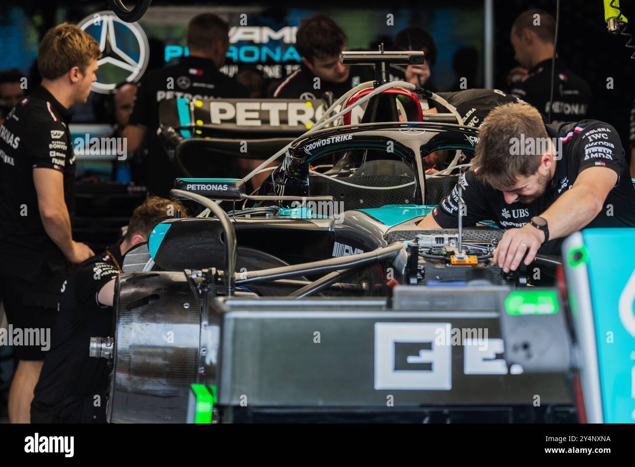 Marina Bay Street Circuit, Singapur, Singapur. 19.September 2024; Mercedes petronas AMG F1 Auto und Ingenieur in der Garage während des Formel-1-Grand-Prix von Singapur Credit: Jay Hirano/AFLO/Alamy Live News Stockfoto