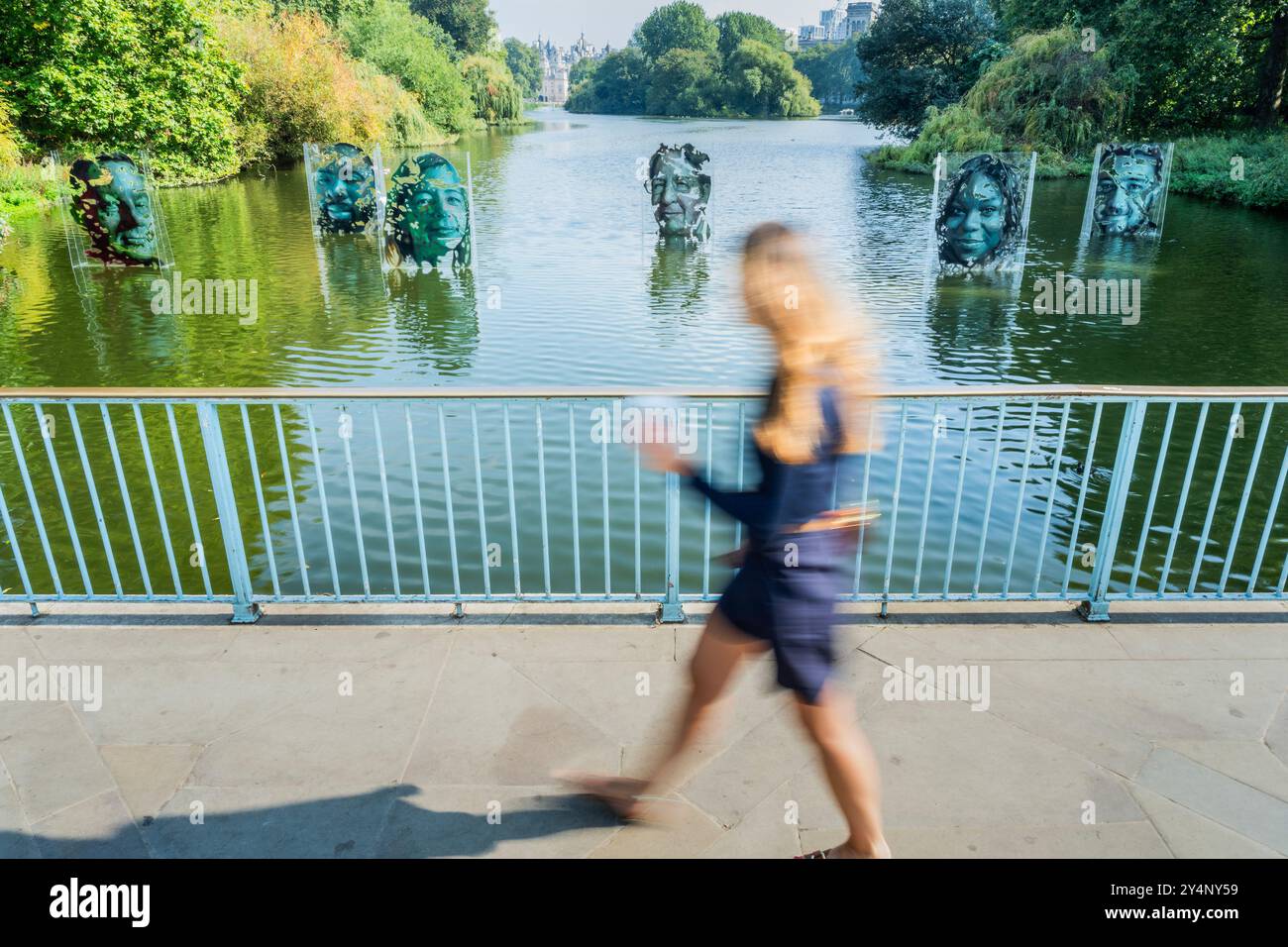 London, Großbritannien. September 2024. Sonniges Wetter bringt Besucher auf die Brücke - National Lottery 30th Birthday Feier Installation im See im St James's Park, London. Entworfen vom Künstler Luis Gomez de Teran, um Game Changers zu ehren, die Lotteriegelder für die Transformation ihrer Gemeinden genutzt haben. Sie sind: Marcus Fair, Gründer von Eternal Media, Javeno McLean, Personal Trainer, Dame Laura Lee, CEO von Maggie's Cancer Care, Trevor Lyttleton MBE, Gründerin von Re-Engage, Sandra Igwe, Gründerin der Mutterschaft Group, Conor Largey, Belfast Youth Worker, Ed Parker, Gründerin von Walking with the Verwundete. Stockfoto