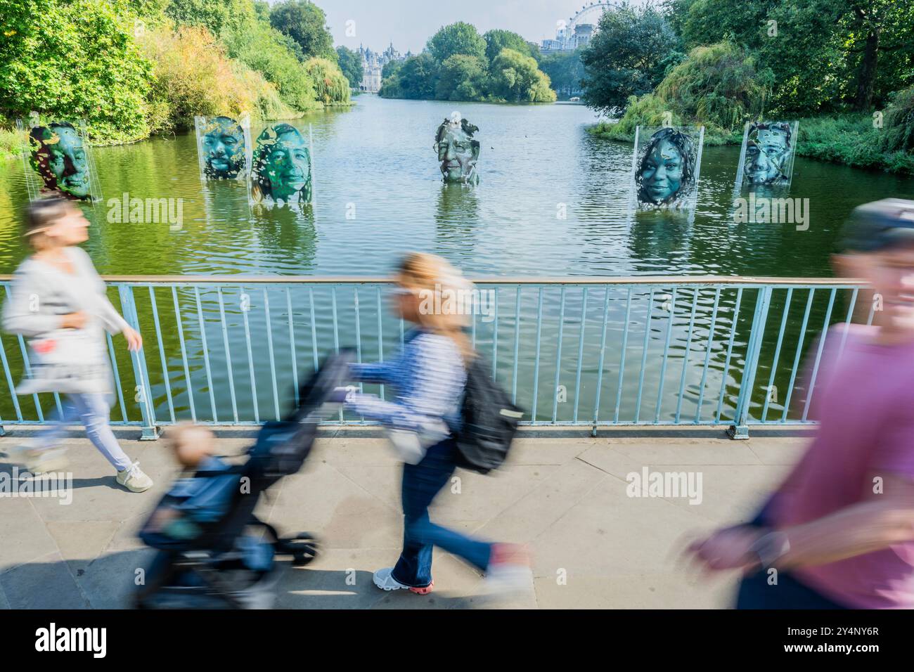 London, Großbritannien. September 2024. Sonniges Wetter bringt Besucher auf die Brücke - National Lottery 30th Birthday Feier Installation im See im St James's Park, London. Entworfen vom Künstler Luis Gomez de Teran, um Game Changers zu ehren, die Lotteriegelder für die Transformation ihrer Gemeinden genutzt haben. Sie sind: Marcus Fair, Gründer von Eternal Media, Javeno McLean, Personal Trainer, Dame Laura Lee, CEO von Maggie's Cancer Care, Trevor Lyttleton MBE, Gründerin von Re-Engage, Sandra Igwe, Gründerin der Mutterschaft Group, Conor Largey, Belfast Youth Worker, Ed Parker, Gründerin von Walking with the Verwundete. Stockfoto