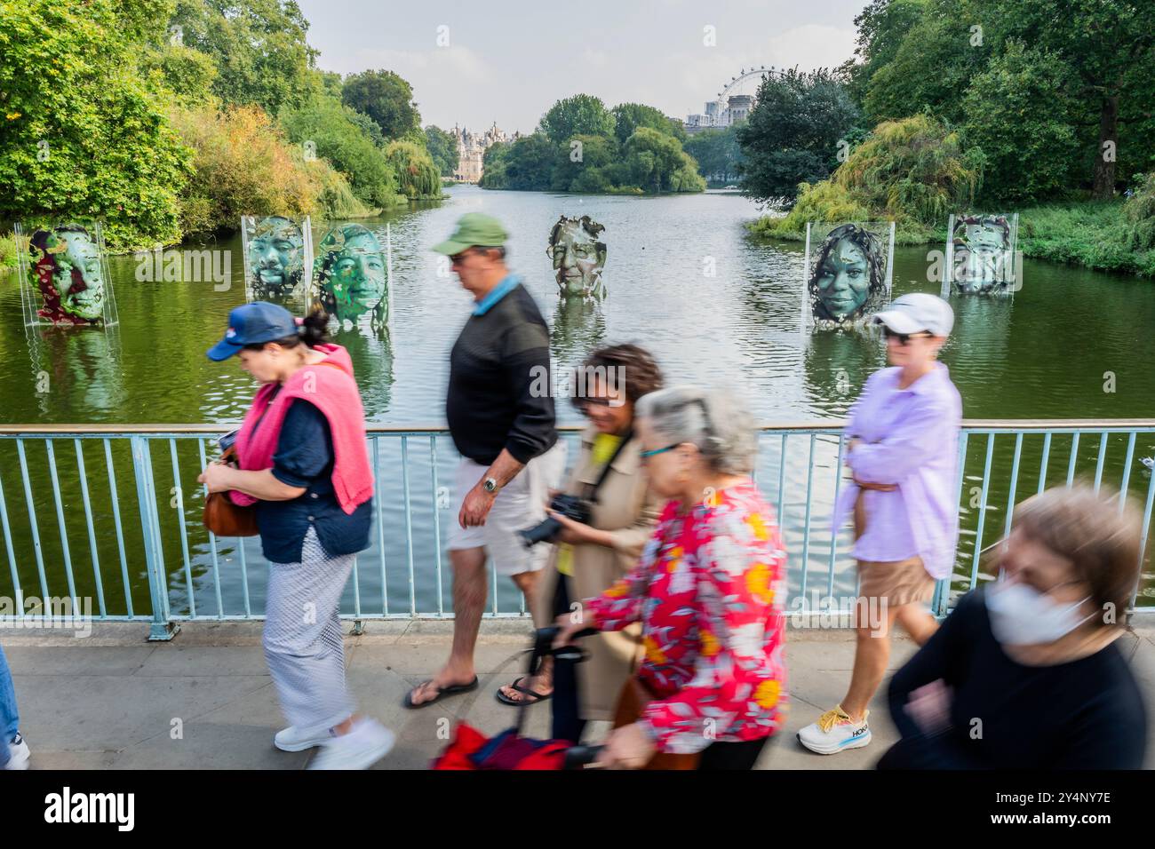 London, Großbritannien. September 2024. Sonniges Wetter bringt Besucher auf die Brücke - National Lottery 30th Birthday Feier Installation im See im St James's Park, London. Entworfen vom Künstler Luis Gomez de Teran, um Game Changers zu ehren, die Lotteriegelder für die Transformation ihrer Gemeinden genutzt haben. Sie sind: Marcus Fair, Gründer von Eternal Media, Javeno McLean, Personal Trainer, Dame Laura Lee, CEO von Maggie's Cancer Care, Trevor Lyttleton MBE, Gründerin von Re-Engage, Sandra Igwe, Gründerin der Mutterschaft Group, Conor Largey, Belfast Youth Worker, Ed Parker, Gründerin von Walking with the Verwundete. Stockfoto