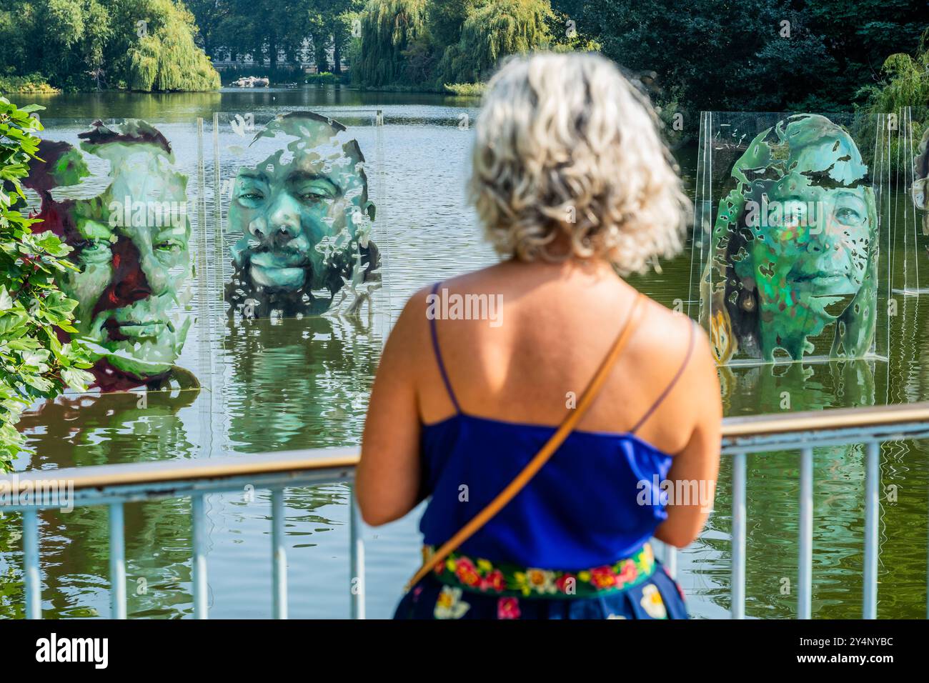 London, Großbritannien. September 2024. Sonniges Wetter bringt Besucher auf die Brücke - National Lottery 30th Birthday Feier Installation im See im St James's Park, London. Entworfen vom Künstler Luis Gomez de Teran, um Game Changers zu ehren, die Lotteriegelder für die Transformation ihrer Gemeinden genutzt haben. Sie sind: Marcus Fair, Gründer von Eternal Media, Javeno McLean, Personal Trainer, Dame Laura Lee, CEO von Maggie's Cancer Care, Trevor Lyttleton MBE, Gründerin von Re-Engage, Sandra Igwe, Gründerin der Mutterschaft Group, Conor Largey, Belfast Youth Worker, Ed Parker, Gründerin von Walking with the Verwundete. Stockfoto