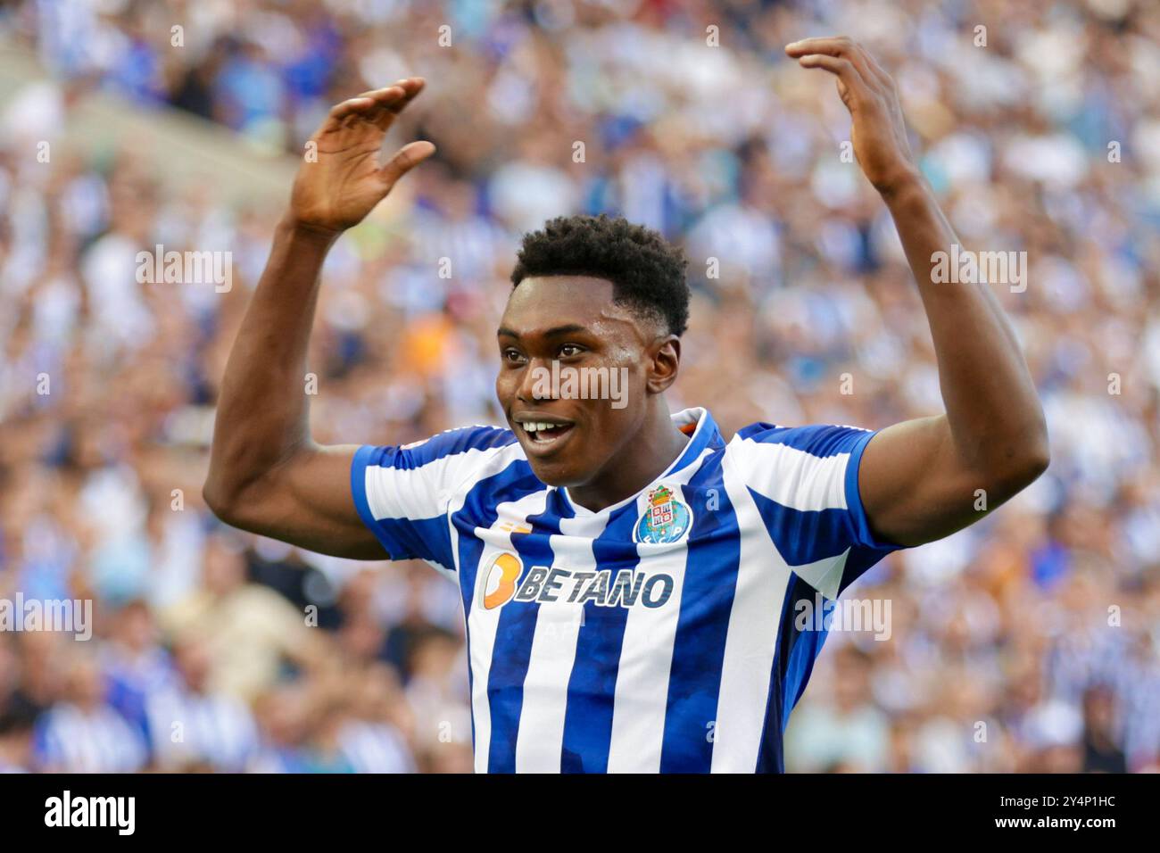 Samu Omorodion vom FC Porto feiert, nachdem er am 15. September 2024 in Porto das zweite Tor seiner Mannschaft beim Liga Portugal Betclic Spiel zwischen dem FC Porto und dem SC Farense im Estadio do Dragao erzielte. Stockfoto