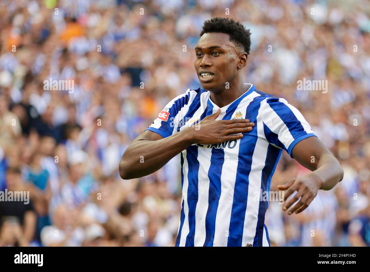 Samu Omorodion vom FC Porto feiert, nachdem er am 15. September 2024 in Porto das zweite Tor seiner Mannschaft beim Liga Portugal Betclic Spiel zwischen dem FC Porto und dem SC Farense im Estadio do Dragao erzielte. Stockfoto