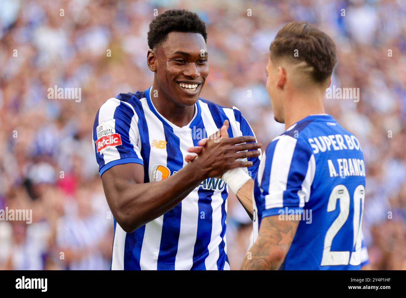 Samu Omorodion vom FC Porto feiert, nachdem er am 15. September 2024 in Porto das zweite Tor seiner Mannschaft beim Liga Portugal Betclic Spiel zwischen dem FC Porto und dem SC Farense im Estadio do Dragao erzielte. Stockfoto