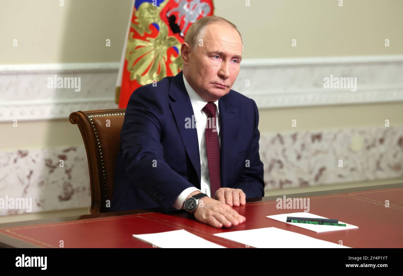 St. Petersburg, Russland. September 2024. Der russische Präsident Wladimir Putin führt am 19. September 2024 in Strelna, Sankt Petersburg, Russland, ein Treffen mit den neu gewählten Häuptern der Regionen Russlands aus dem Konstantinspalast. Quelle: Alexander Kazakov/Kreml Pool/Alamy Live News Stockfoto