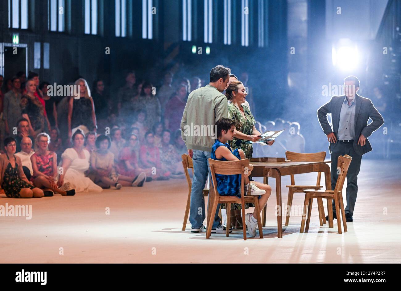 Berlin, Deutschland. September 2024. Das Ensemble der Komischen Oper Berlin bei einer Fotoprobe der Oper 'Messias' auf dem Gelände des Flughafens Berlin Tempelhof. Die Uraufführung des Stücks von Georg Friedrich Händel findet am 21. September statt. Quelle: Jens Kalaene/dpa/Alamy Live News Stockfoto