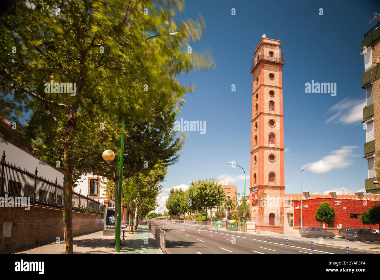 Der Torre de los Perdigones, der gegen die Skyline beleuchtet wurde, wurde in einer langen Belichtung aufgenommen, die Bewegungen in einer ruhigen Straße zeigt. Stockfoto