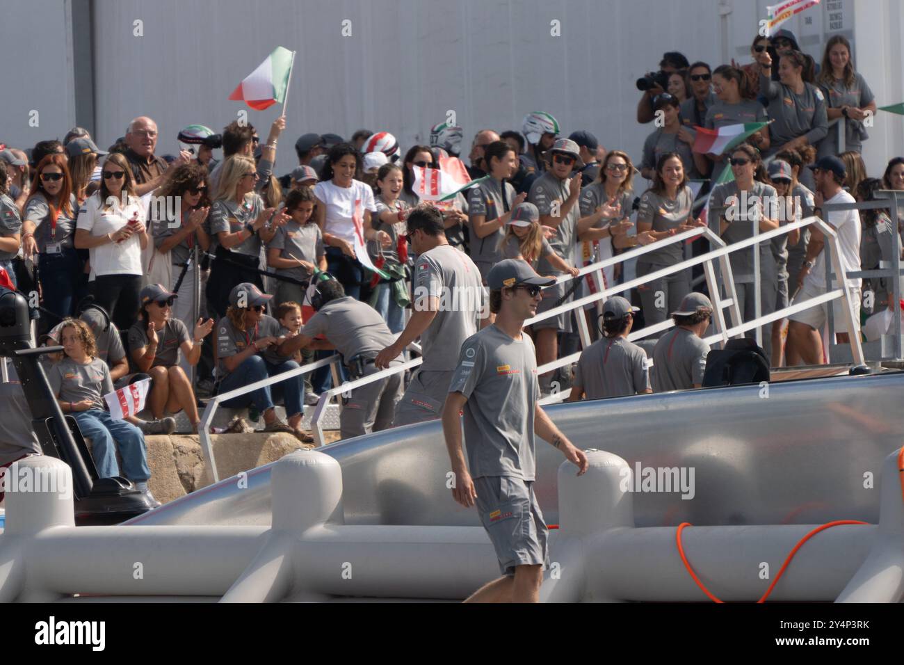 Barcelona, Spanien. September 2024. Das Team von Luna Rossa feiert den Sieg gegen American Magic, der sie für das Finale des Louis Vuitton Cups qualifiziert, aus dem das Team, das im Duell gegen Team Neuseeland antreten wird, hervorgeht. El equipo Luna Rossa celebra la victoria frente al American Magic que les clasifica para la final de la Copa Louis Vuitton, de donde saldrá el que se enfrentará al equipo Neuseeland en el duelo. Im Bild: Luna Rossa Prada Pirelli Team News Sports -Barcelona, Spanien Donnerstag, 19. September 2024 (Foto: Eric Renom/LaPresse) Credit: LaPresse/Alamy Live News Stockfoto