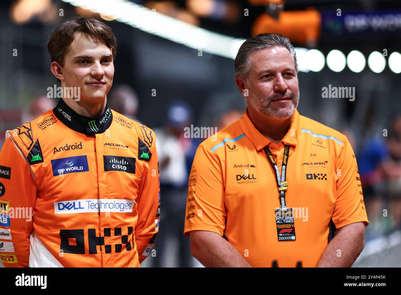 Singapur, Singapur. September 2024. (L bis R): Oscar Piastri (aus) McLaren mit Zak Brown (USA) McLaren Exekutivdirektor. 19.09.2024. Formel-1-Weltmeisterschaft, Rd 18, Grand Prix Von Singapur, Marina Bay Street Circuit, Singapur, Vorbereitungstag. Das Foto sollte lauten: XPB/Alamy Live News. Stockfoto