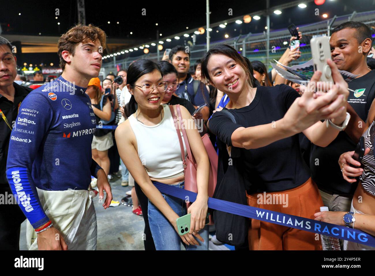 Singapur, Singapur. September 2024. Franco Colapinto (ARG) Williams Racing mit Fans in der Boxengasse. 19.09.2024. Formel-1-Weltmeisterschaft, Rd 18, Grand Prix Von Singapur, Marina Bay Street Circuit, Singapur, Vorbereitungstag. Das Foto sollte lauten: XPB/Alamy Live News. Stockfoto