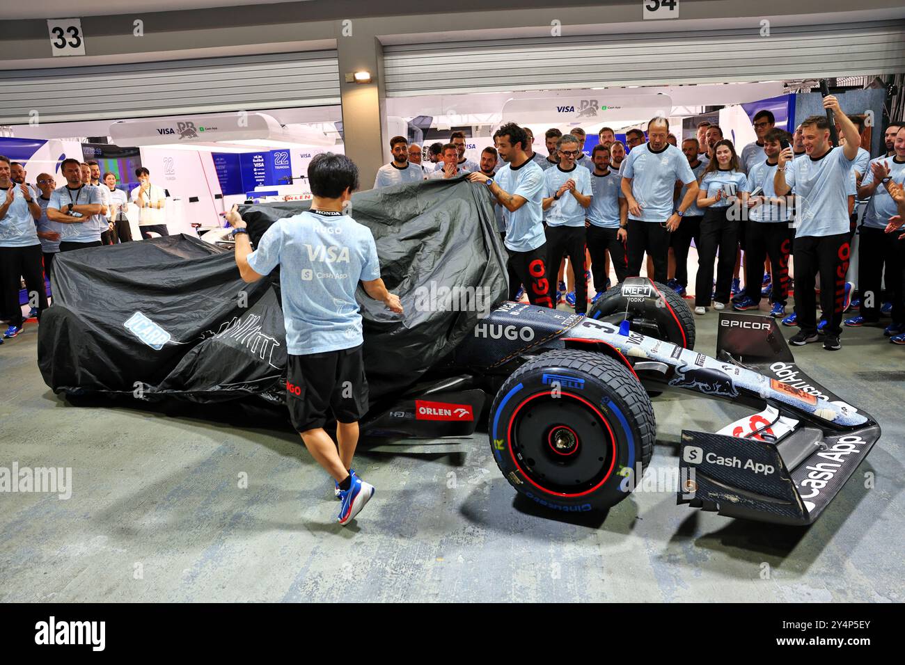 Singapur, Singapur. September 2024. Yuki Tsunoda (JPN) RB VCARB 01 und Daniel Ricciardo (aus) RB – RB VCARB 01 Denim Livery Reveal. 19.09.2024. Formel-1-Weltmeisterschaft, Rd 18, Grand Prix Von Singapur, Marina Bay Street Circuit, Singapur, Vorbereitungstag. Das Foto sollte lauten: XPB/Alamy Live News. Stockfoto