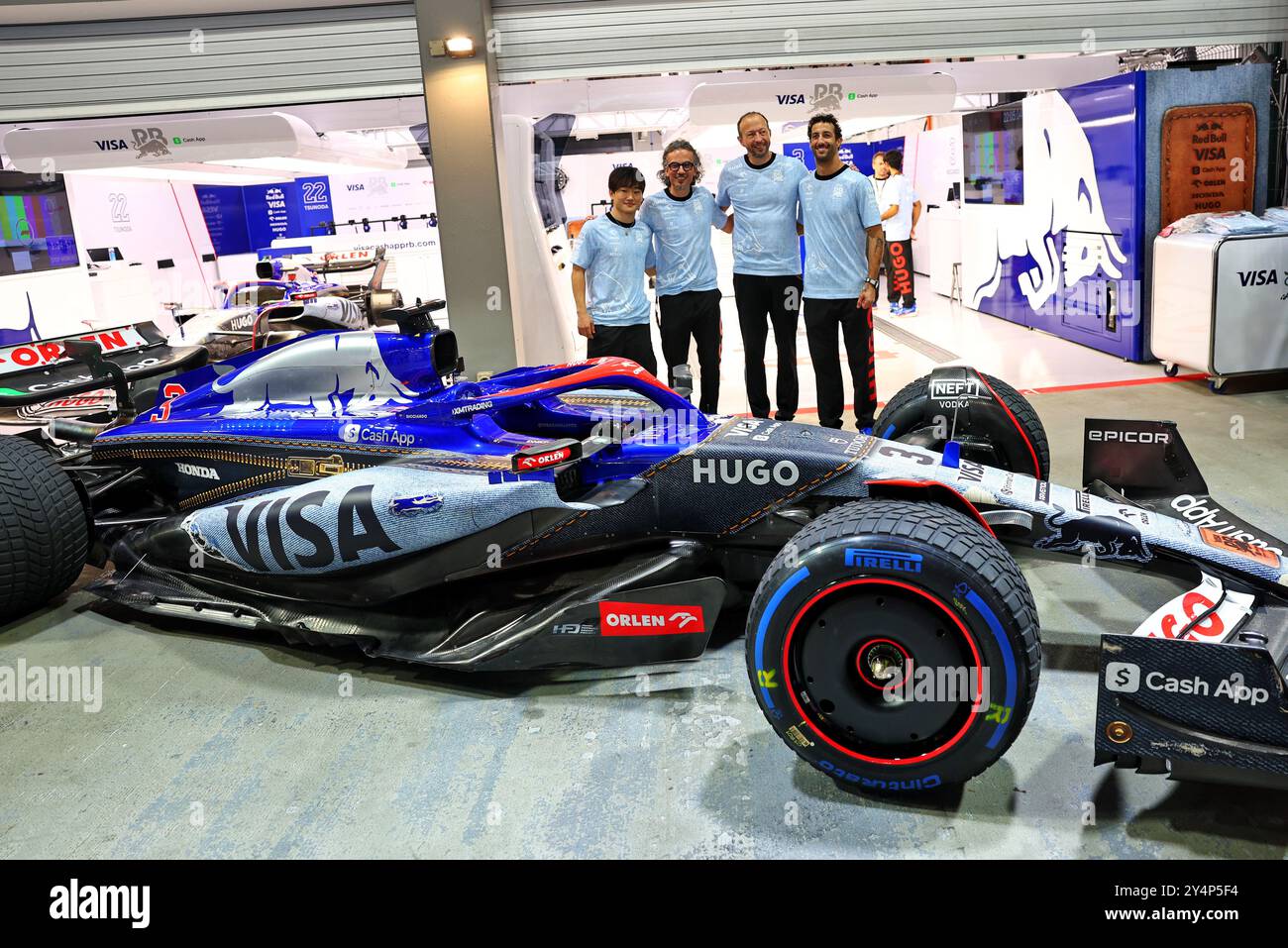 Singapur, Singapur. September 2024. (L bis R): Yuki Tsunoda (JPN) RB; Laurent Mekies (FRA) technischer Direktor von RB; Peter Bayer (AUT) RB Chief Executive Officer; Daniel Ricciardo (aus) – Denim-Lackierung für den RB VCARB 01. 19.09.2024. Formel-1-Weltmeisterschaft, Rd 18, Grand Prix Von Singapur, Marina Bay Street Circuit, Singapur, Vorbereitungstag. Das Foto sollte lauten: XPB/Alamy Live News. Stockfoto