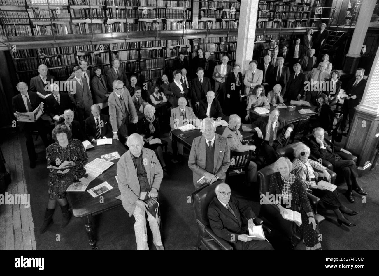 London Library in St. James's Square, London England. Autor Mitglieder 1990s UK. Im März 1991 anlässlich des 150-jährigen Jubiläums der Bibliothek. 51 Autoren Schriftsteller, Romanautoren in den folgenden Namen sowie Peter Quennell HOMER SYKES. Sehen Sie die Namen aller und ihre Position auf diesem Foto in der Datei Alamy Ref. 2Y4P5GJ Stockfoto