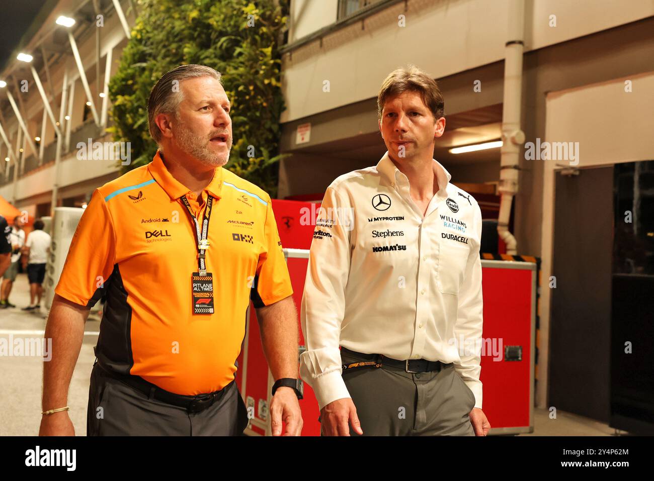 Singapur, Singapur. September 2024. (L bis R): Zak Brown (USA) McLaren Executive Director mit James Vowles (GBR) Williams Racing Team Principal. 19.09.2024. Formel-1-Weltmeisterschaft, Rd 18, Grand Prix Von Singapur, Marina Bay Street Circuit, Singapur, Vorbereitungstag. Das Foto sollte lauten: XPB/Alamy Live News. Stockfoto