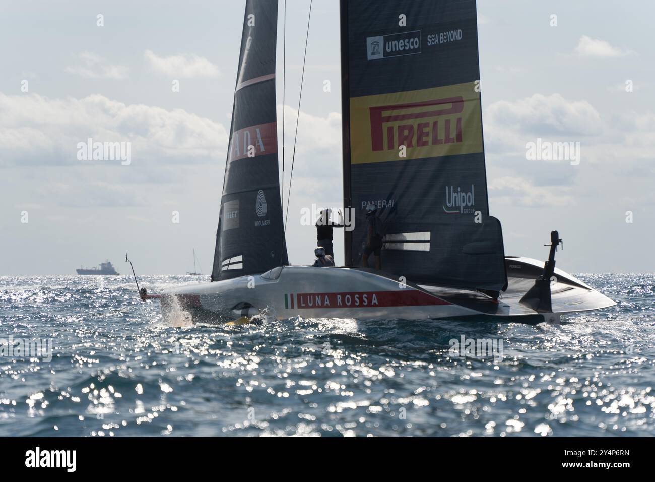 Barcelona, Spanien. September 2024. Luna Rossa qualifiziert sich für das Finale des Louis Vuitton Cups, indem er American Magic besiegt, und tritt in einem Duell mit dem britischen Team Ineos Britannia an. Luna Rossa se clasifica para la final de la Copa Louis Vuitton al Vencer a American Magic, y se enfrentará en un duelo al equipo británico Ineos Britannia. Auf dem Bild: Luna Rossa Prada Pirelli Team, american Magic News Sports -Barcelona, Spanien Donnerstag, 19. September 2024 (Foto: Eric Renom/LaPresse) Credit: LaPresse/Alamy Live News Stockfoto