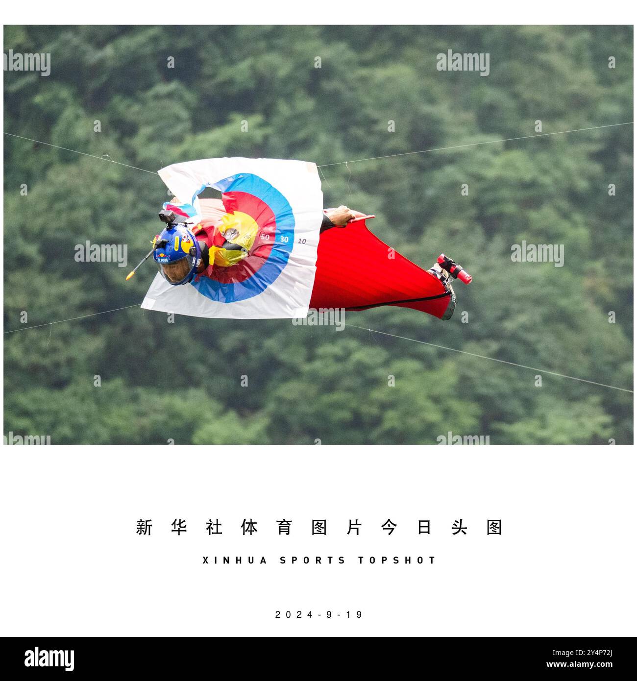 Peking, Chinas Provinz Hunan. September 2024. Zhang Shupeng aus China tritt während des Fliegen durch Ziele-Wettbewerbs an der 10. World Wingsuit League (WWL) Wingsuit Fliegen World Championship im Tianmen Mountain National Forest Park in Zhangjiajie, Zentralchinas Provinz Hunan, am 19. September 2024 an. Quelle: Chen Sihan/Xinhua/Alamy Live News Stockfoto