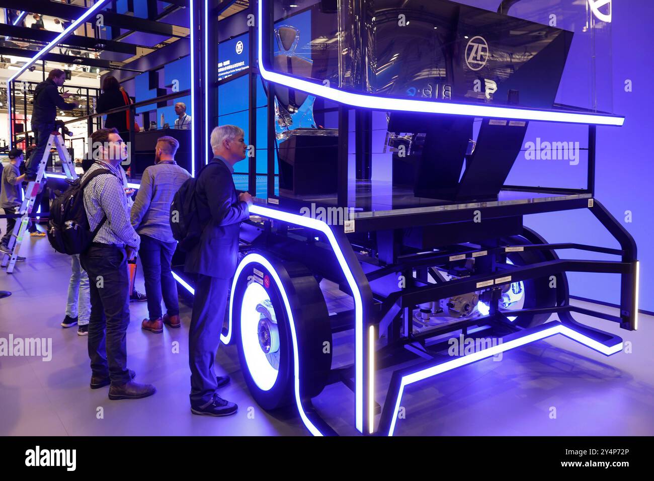 IAA Transportation Lichtinstallation in Form eines LKW leuchtet am Stand der ZF Friedrichshafen AG, IAA Transportation Messe, Hannover, 18.09.2024. Hannover Niedersachsen Deutschland *** IAA Transportation am Stand der ZF Friedrichshafen AG, IAA Transportation, Hannover, 18 09 2024 Hannover Niedersachsen Deutschland Stockfoto