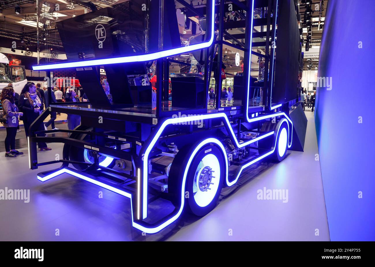 IAA Transportation Lichtinstallation in Form eines LKW leuchtet am Stand der ZF Friedrichshafen AG, IAA Transportation Messe, Hannover, 18.09.2024. Hannover Niedersachsen Deutschland *** IAA Transportation am Stand der ZF Friedrichshafen AG, IAA Transportation, Hannover, 18 09 2024 Hannover Niedersachsen Deutschland Stockfoto