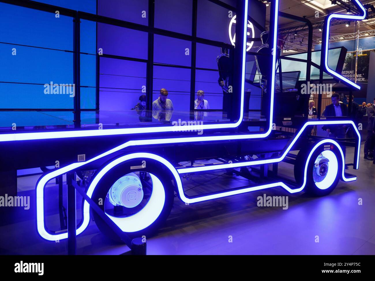 IAA Transportation Lichtinstallation in Form eines LKW leuchtet am Stand der ZF Friedrichshafen AG, IAA Transportation Messe, Hannover, 18.09.2024. Hannover Niedersachsen Deutschland *** IAA Transportation am Stand der ZF Friedrichshafen AG, IAA Transportation, Hannover, 18 09 2024 Hannover Niedersachsen Deutschland Stockfoto