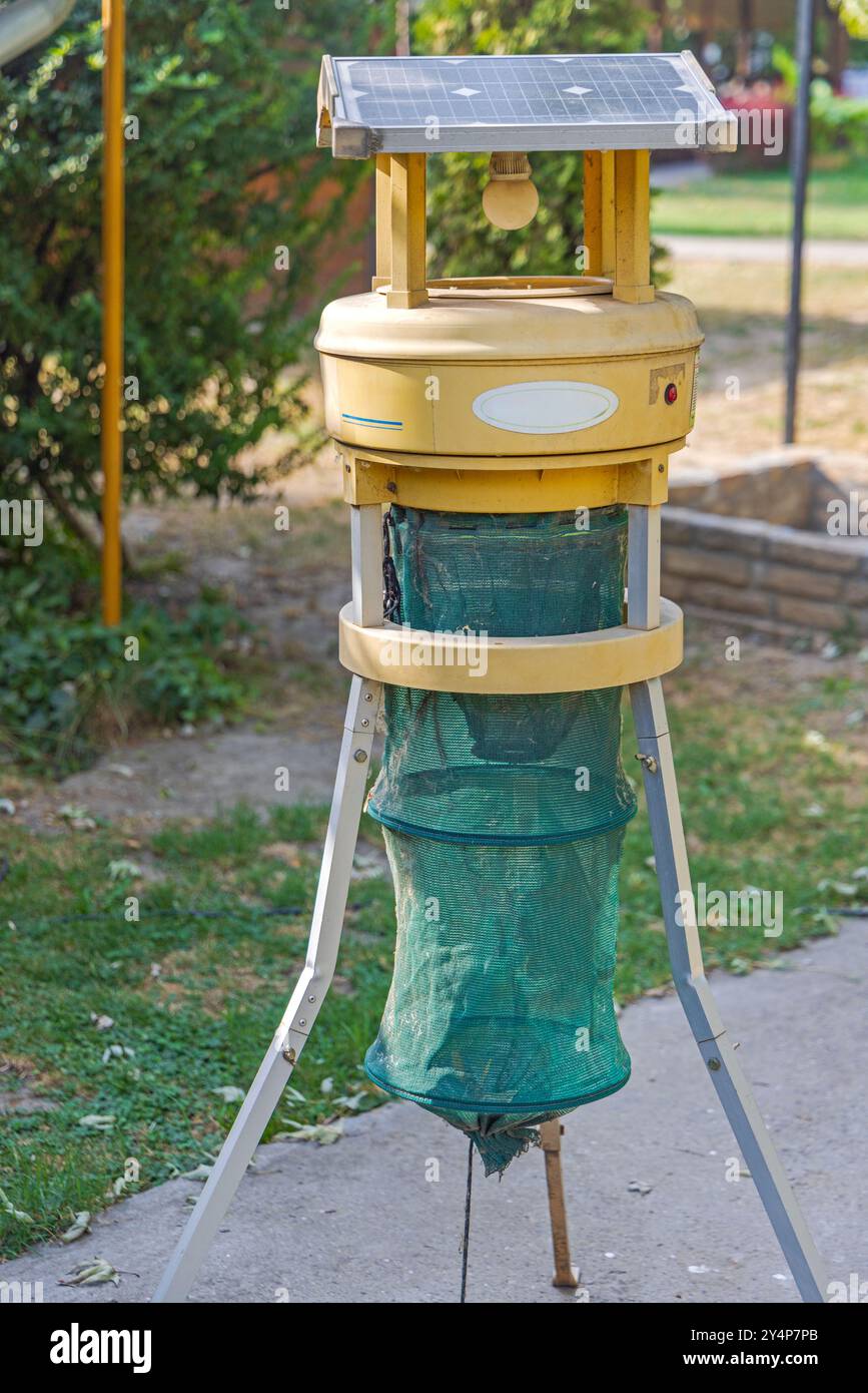 Tragbare frei stehende Eco solarbetriebene Falle für Mücken Schädlingsbekämpfung im Garten Stockfoto