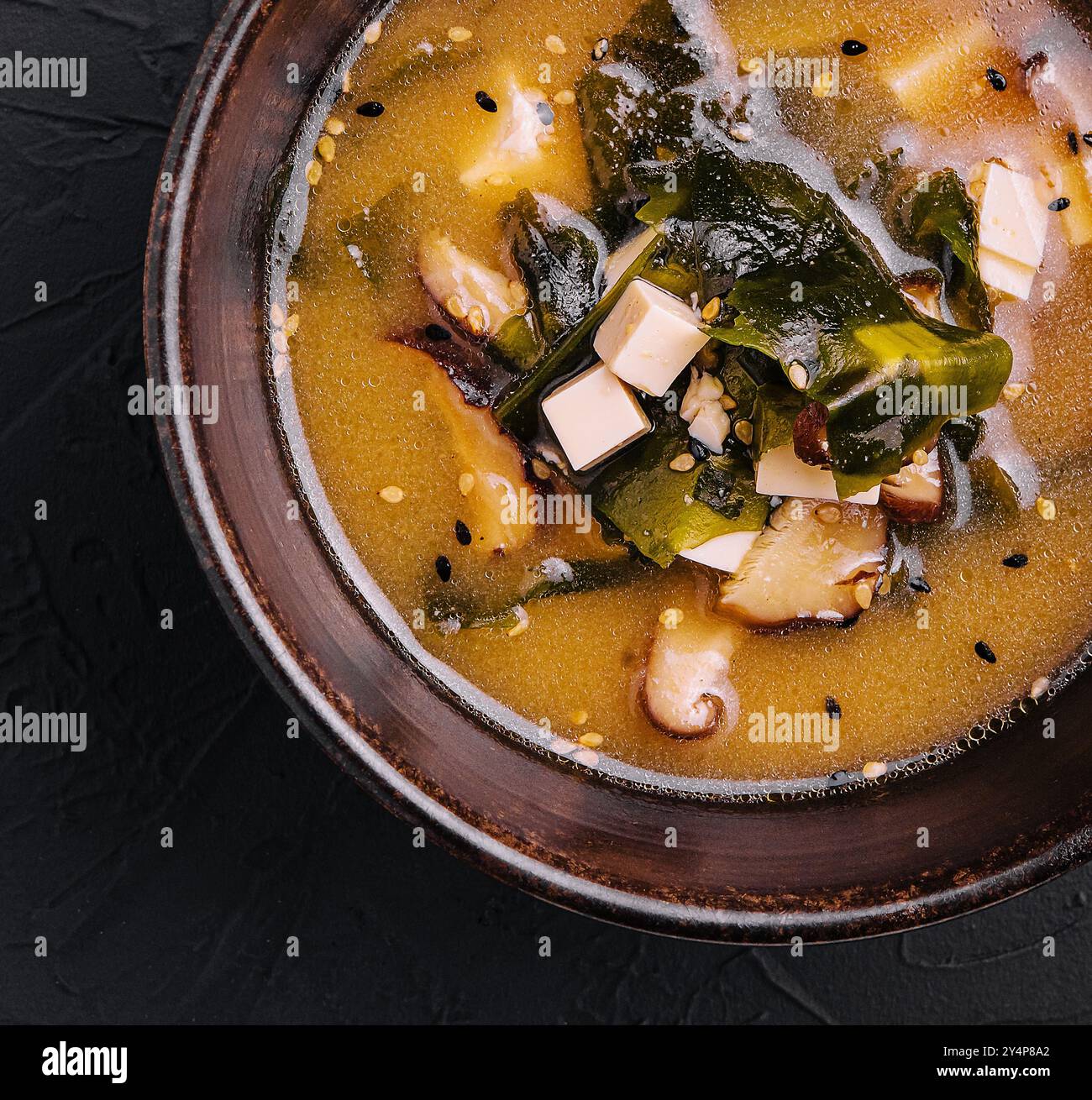 Suppe mit Algen und Pilzen von oben Stockfoto