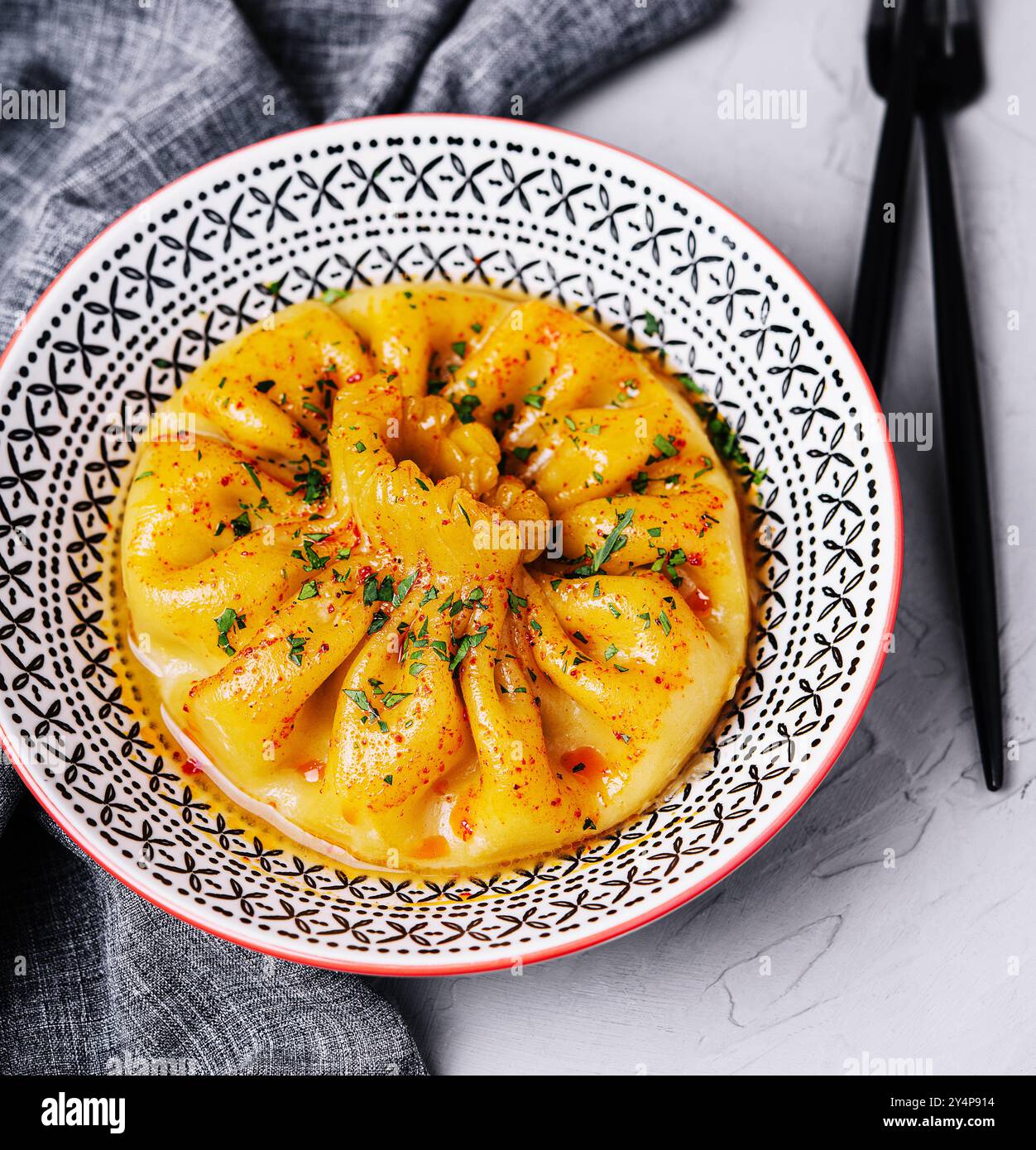 Khinkali auf einem Teller im Restaurant Stockfoto