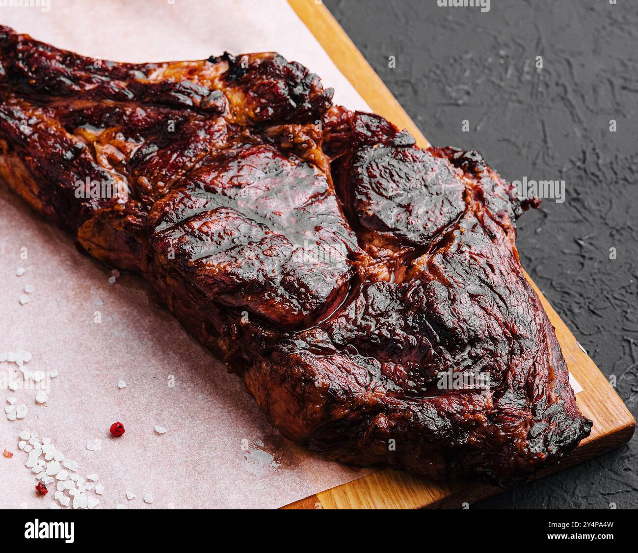 Frisch gegrillte Tomahawk Steak auf Holzbrett Stockfoto