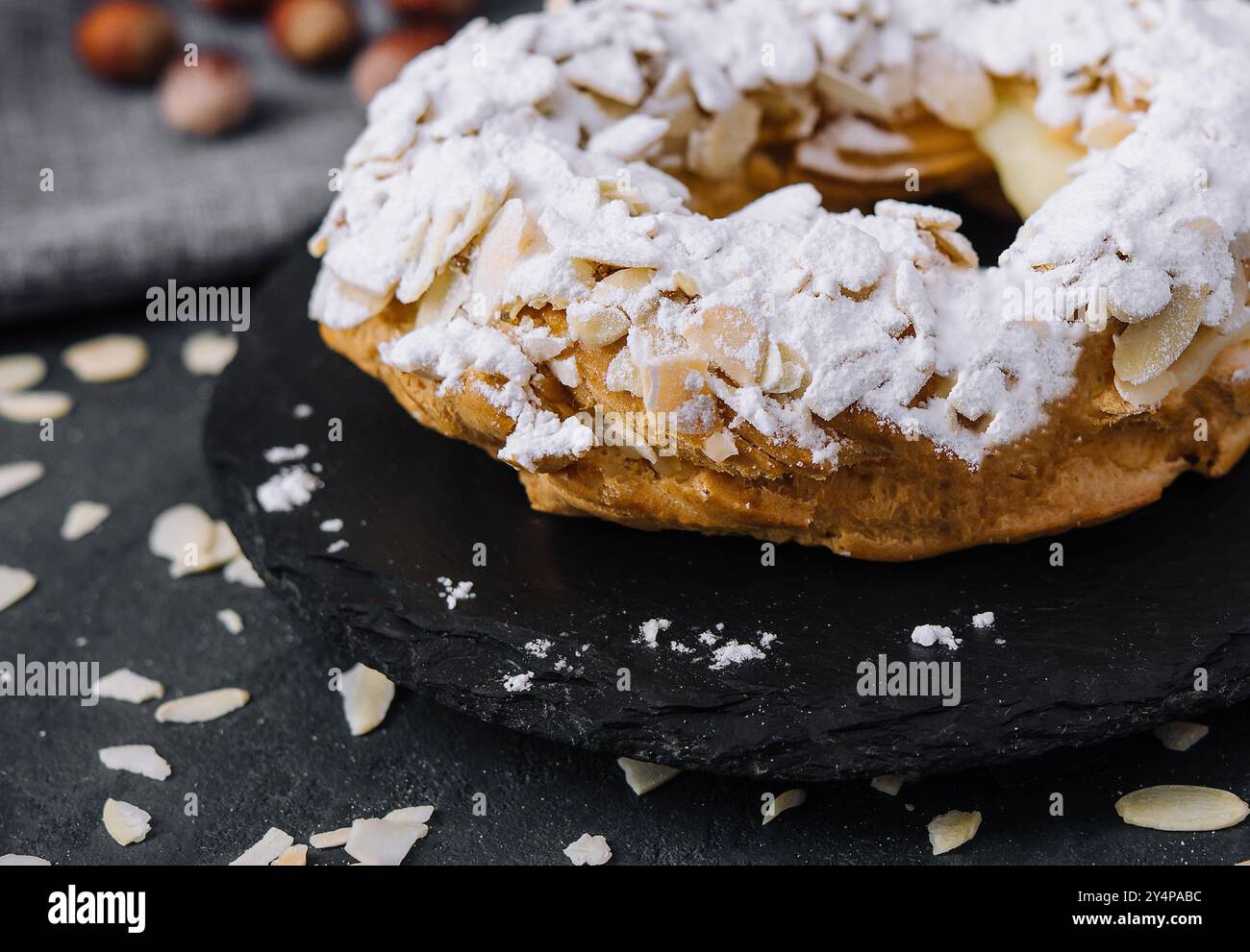 Traditioneller französischer Kuchen mit Puderzucker und Mandelblättern Stockfoto