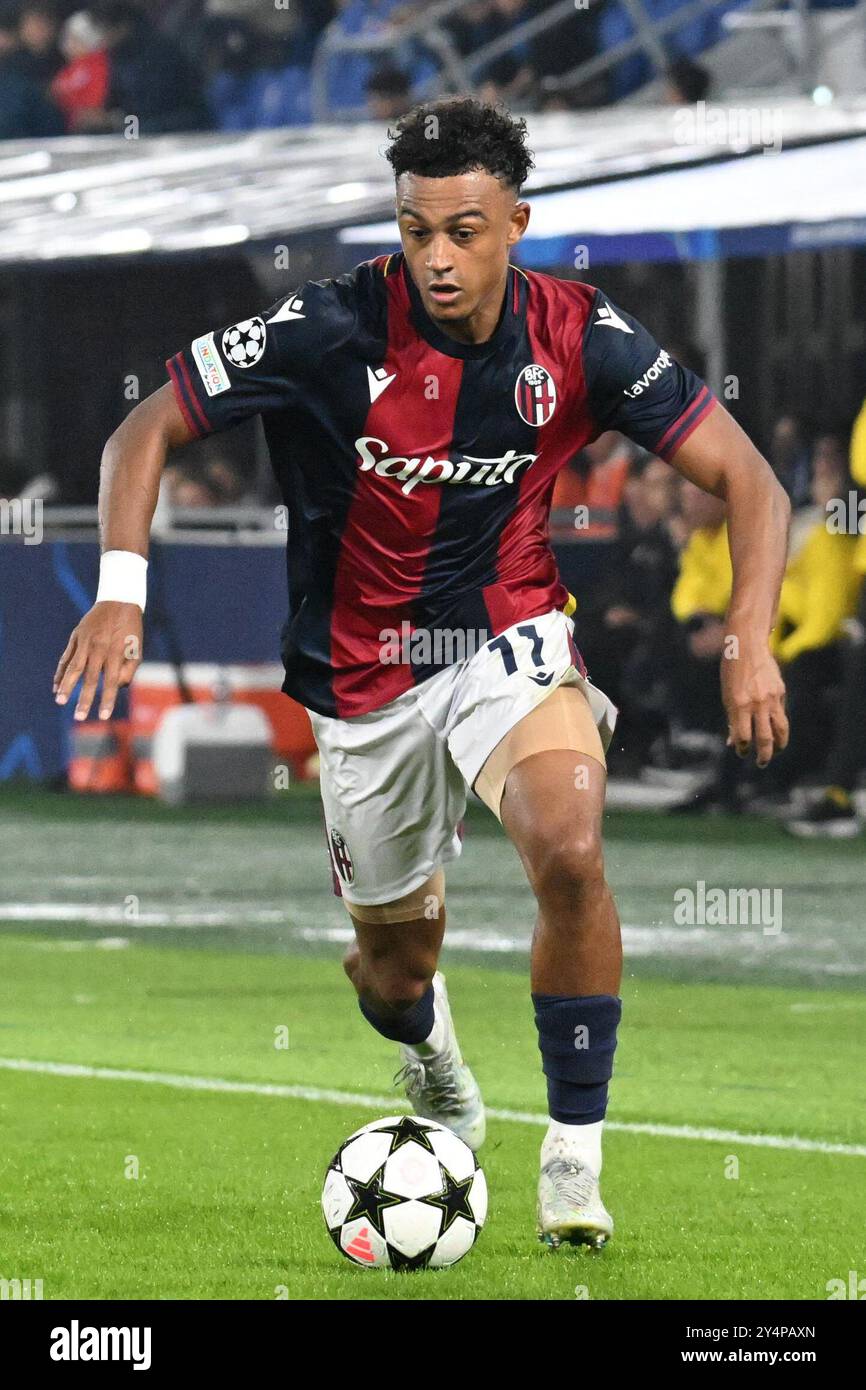 Dan Ndoye (Bologna FC) im Kampf bei starkem Regen während des Fußballspiels Bologna FC gegen den FC Shakhtar Donetsk, der UEFA Champions League in Bologna, Italien, am 18. September 2024 Stockfoto