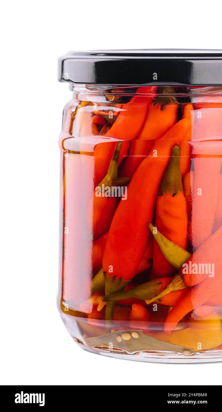 Glasgefäße mit eingelegtem Chili auf weißem Hintergrund Stockfoto
