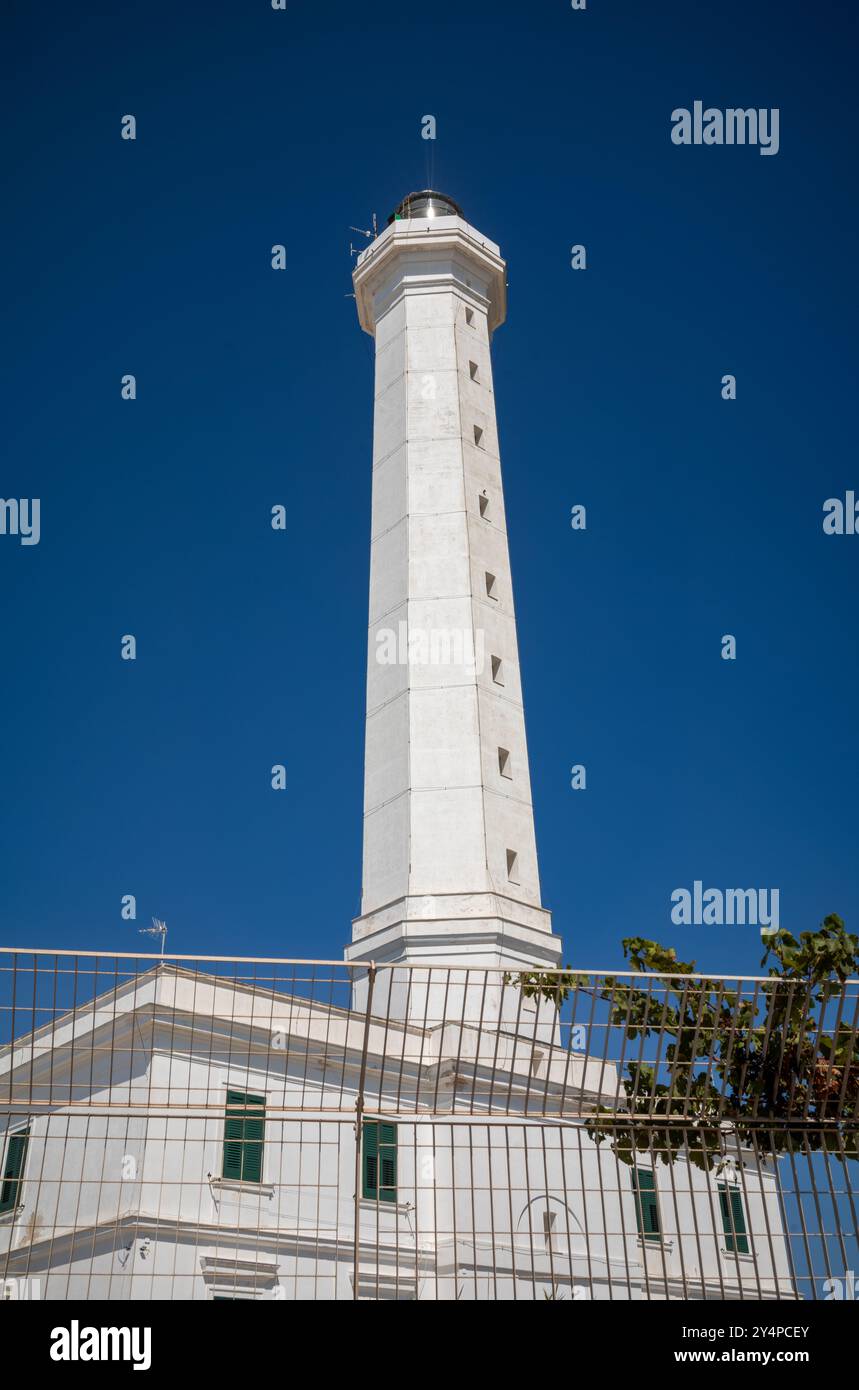 Der weiße Leuchtturm von Cape Santa Maria di Leuca an der Spitze der Klippen in der Nähe von Santa Maria di Leuca, Provinz Lecce, Apulien, Italien. Stockfoto