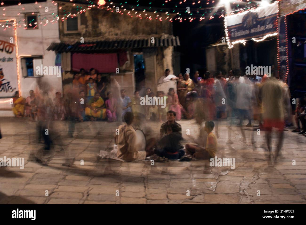 Worli Koliwada, Maharashtra / Indien - 25. September 2006 : die Dorfbewohner werden während der Festivalnacht versammelt und tanzen. Stockfoto