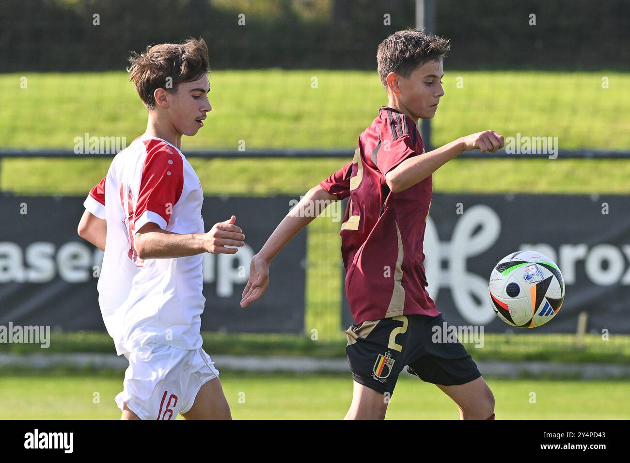 Diego Grippi (2) aus Belgien und Dinis Jordao Machado (16) aus Luxemburg, dargestellt während eines Freundschaftsspiels zwischen den belgischen U17-Futures-Nationalmannschaften und Luxemburg am Donnerstag, den 18. September 2024 in Tubize , Belgien . FOTO SPORTPIX | Dirk Vuylsteke Stockfoto