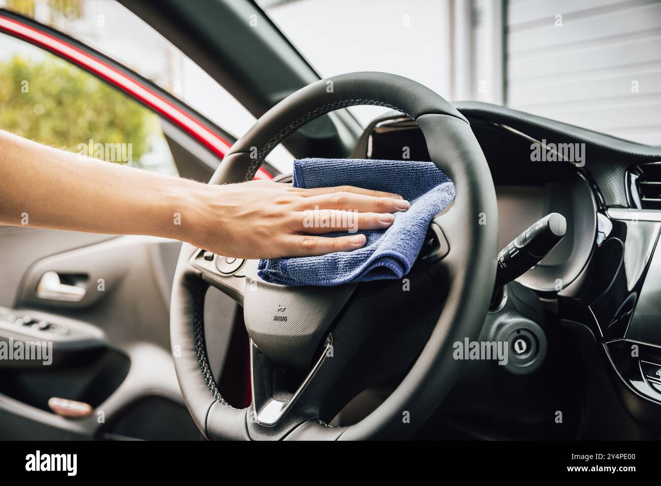 Reinigung und Detaillierung des Fahrzeuginnenraums mit Mikrofasertuch Stockfoto