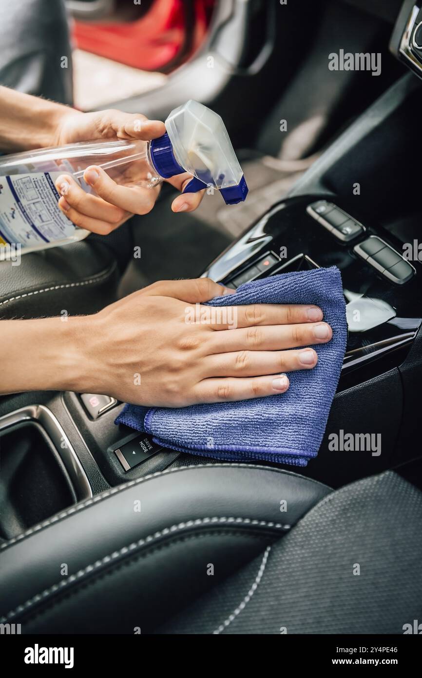 Reinigung und Detaillierung des Fahrzeuginnenraums mit Mikrofasertuch Stockfoto