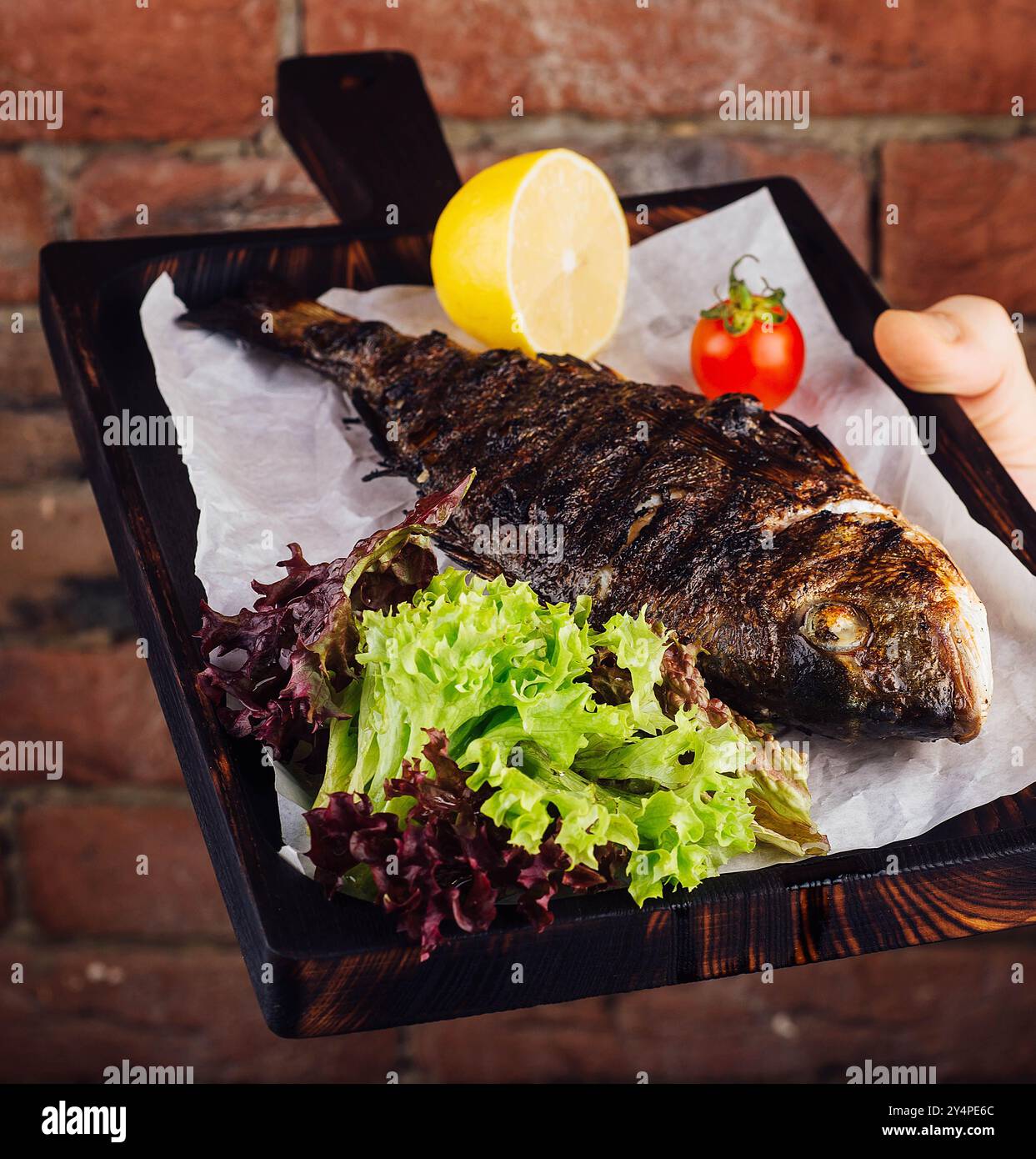 Gebratener Karpfen auf Holzbrett Stockfoto
