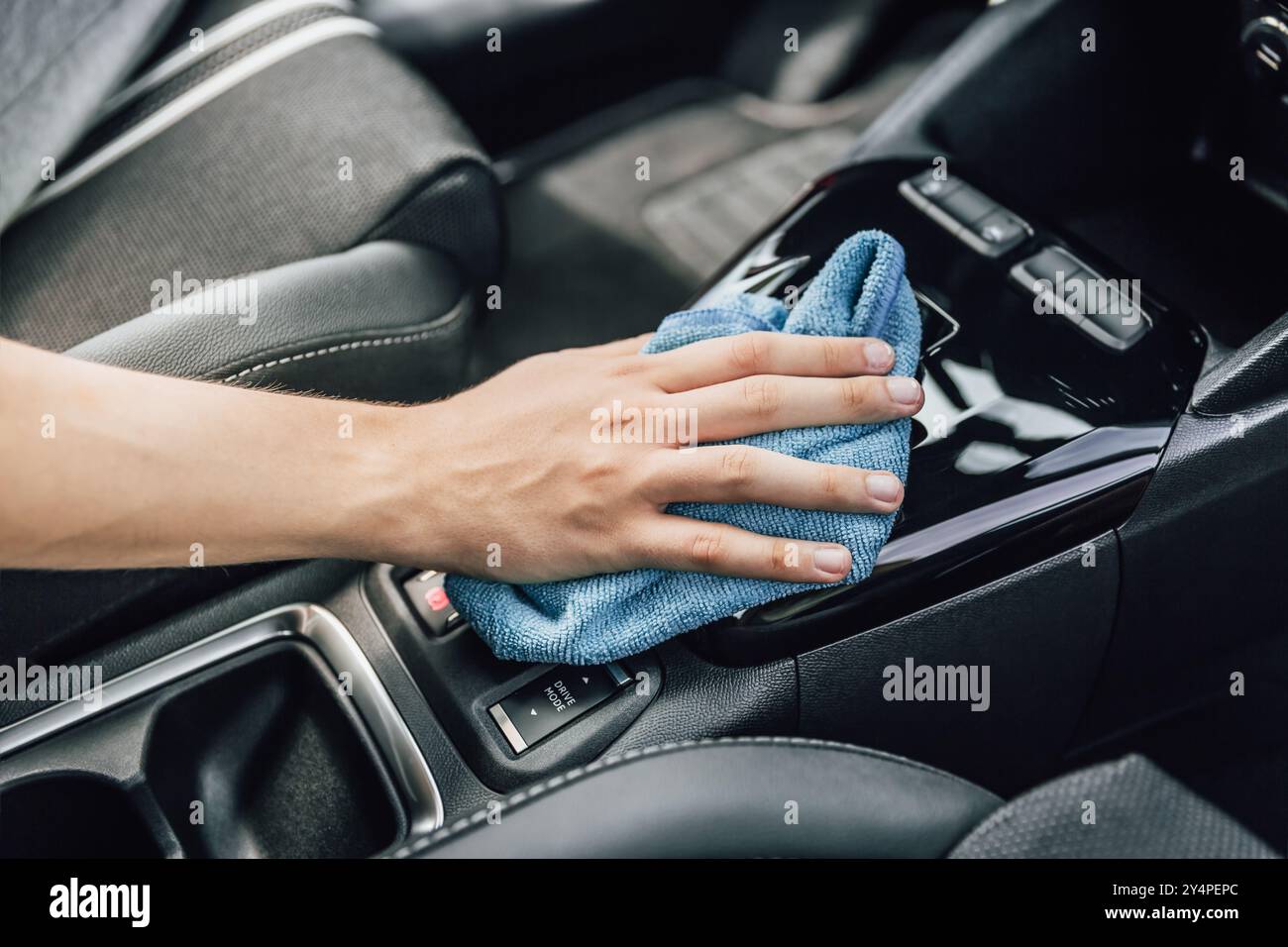 Reinigung und Detaillierung des Fahrzeuginnenraums mit Mikrofasertuch Stockfoto