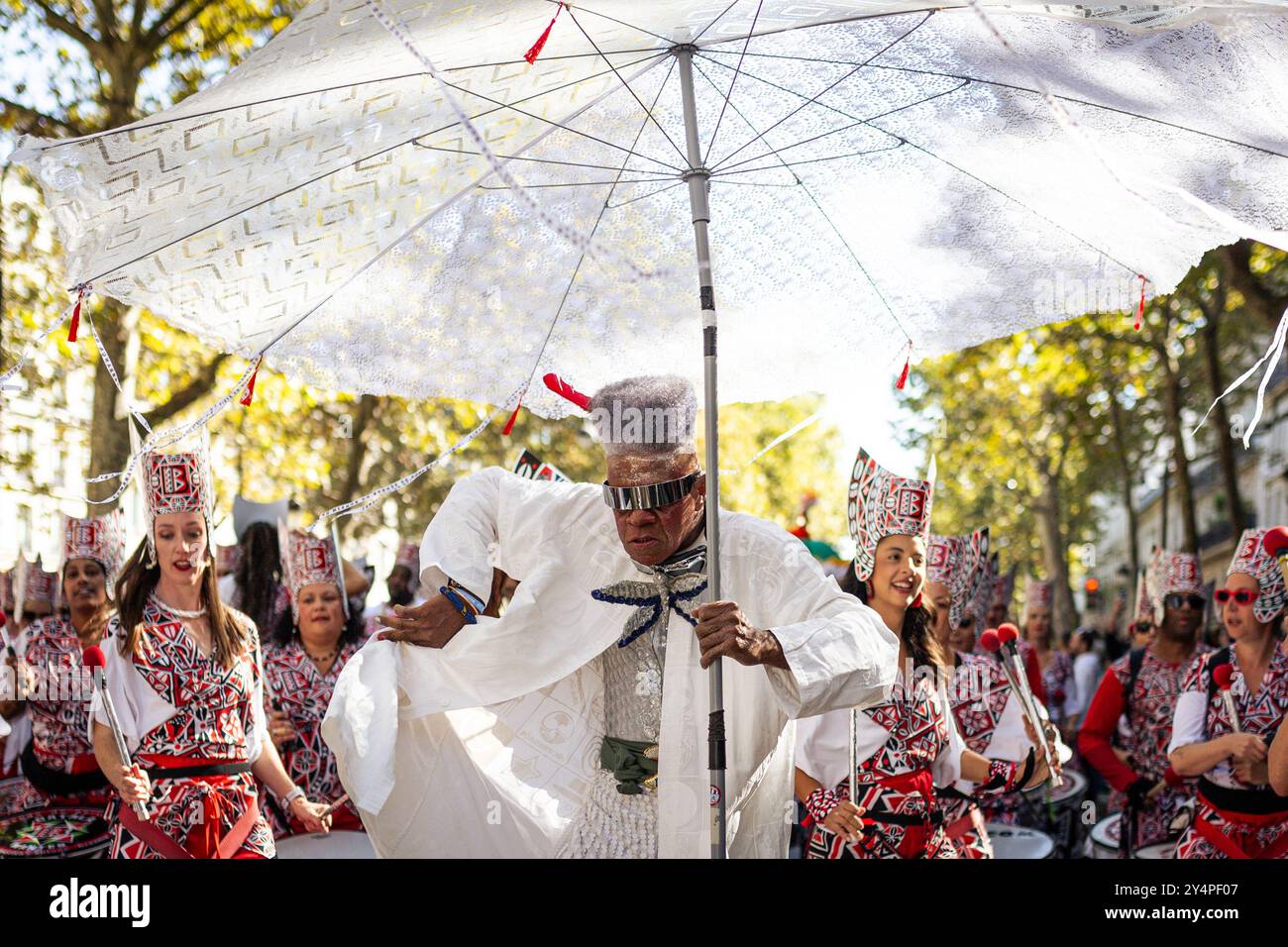 Paris, Frankreich. September 2024. Während des Festivals tritt ein Mann auf. Das Lavage de la Madeleine Festival fand zum 23. Mal in Folge in Paris statt. Dies ist eine der größten und wichtigsten Veranstaltungen der brasilianischen Kultur in Europa und reproduziert das „Lavagem do Bonfim“, ein jahrhundertealtes traditionelles Festival der afro-brasilianischen Kultur, das in Salvador de Bahia, Brasilien, stattfindet. (Foto: Telmo Pinto/SOPA Images/SIPA USA) Credit: SIPA USA/Alamy Live News Stockfoto