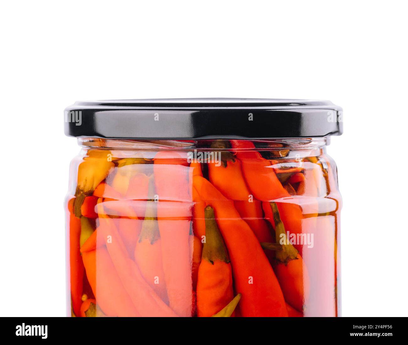 Glasgefäße mit eingelegtem Chili auf weißem Hintergrund Stockfoto